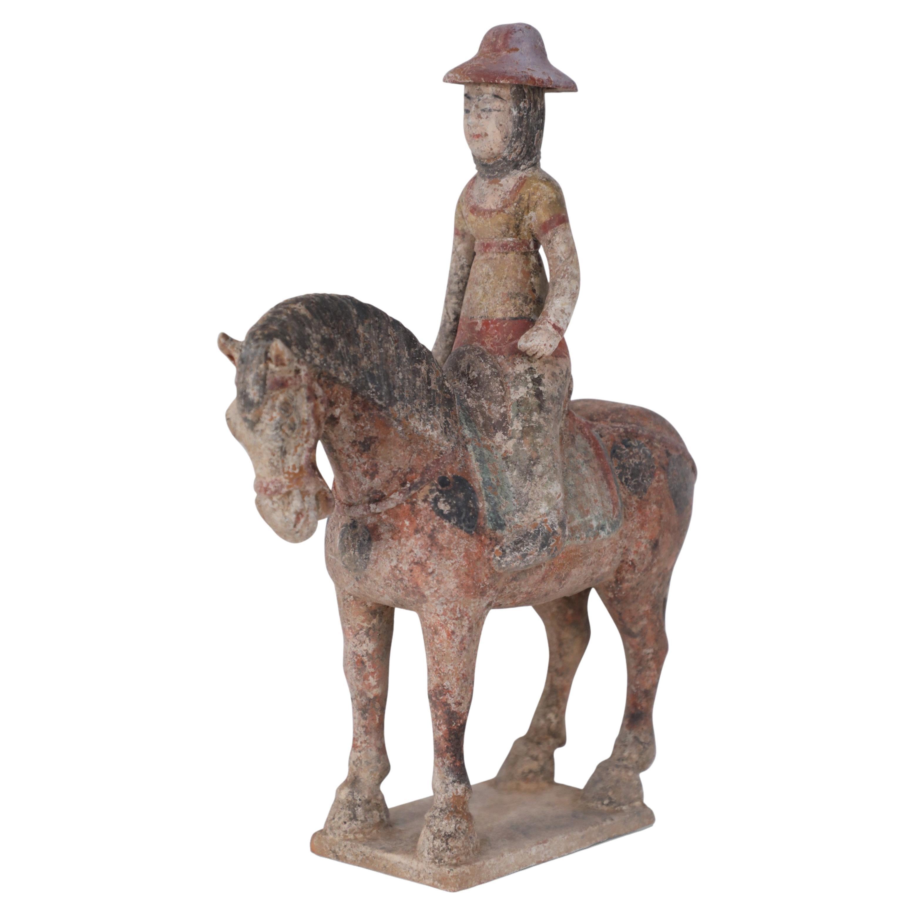 Figure de cheval en terre cuite de style dynastie chinoise Tang avec écusson d'équitation