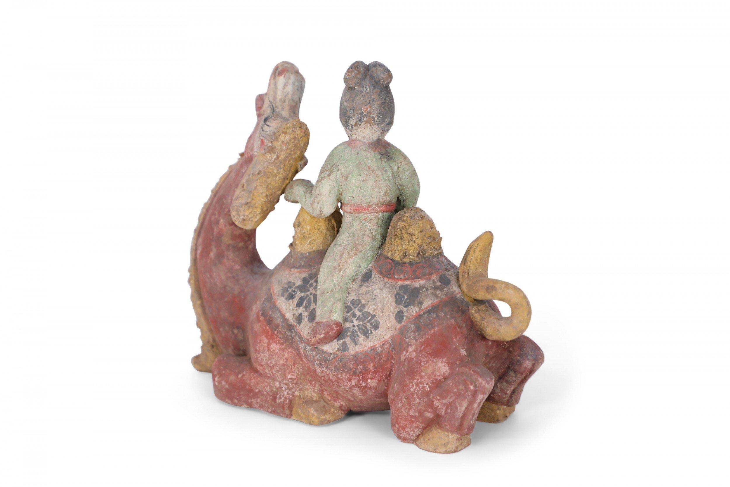 XX secolo Figura tombale di cammello e donna inginocchiati in stile Tang Dynasty cinese in terracotta in vendita