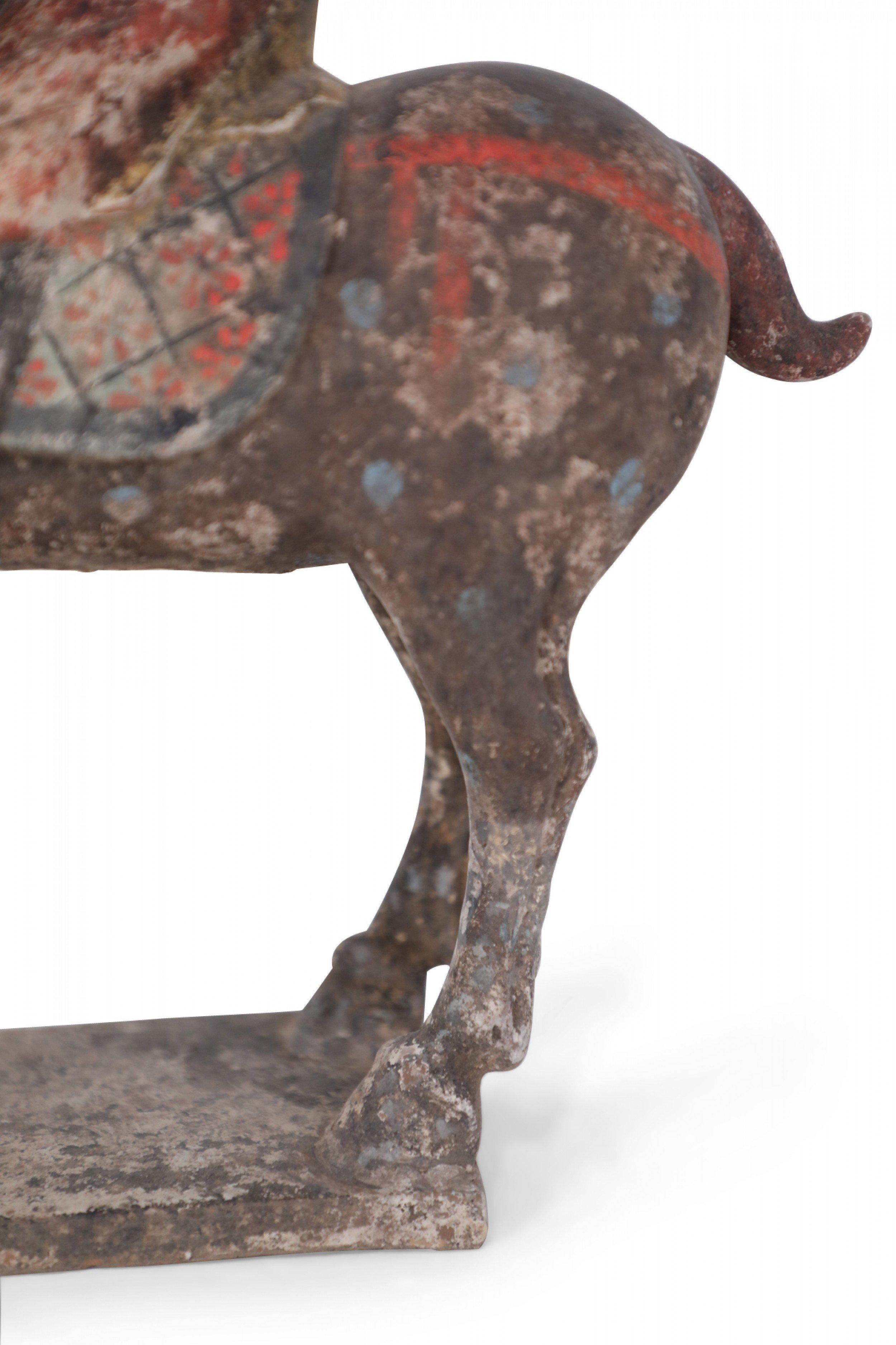 Figure de cabane d'équitation et de cheval en terre cuite de style dynastie chinoise Tang en vente 5