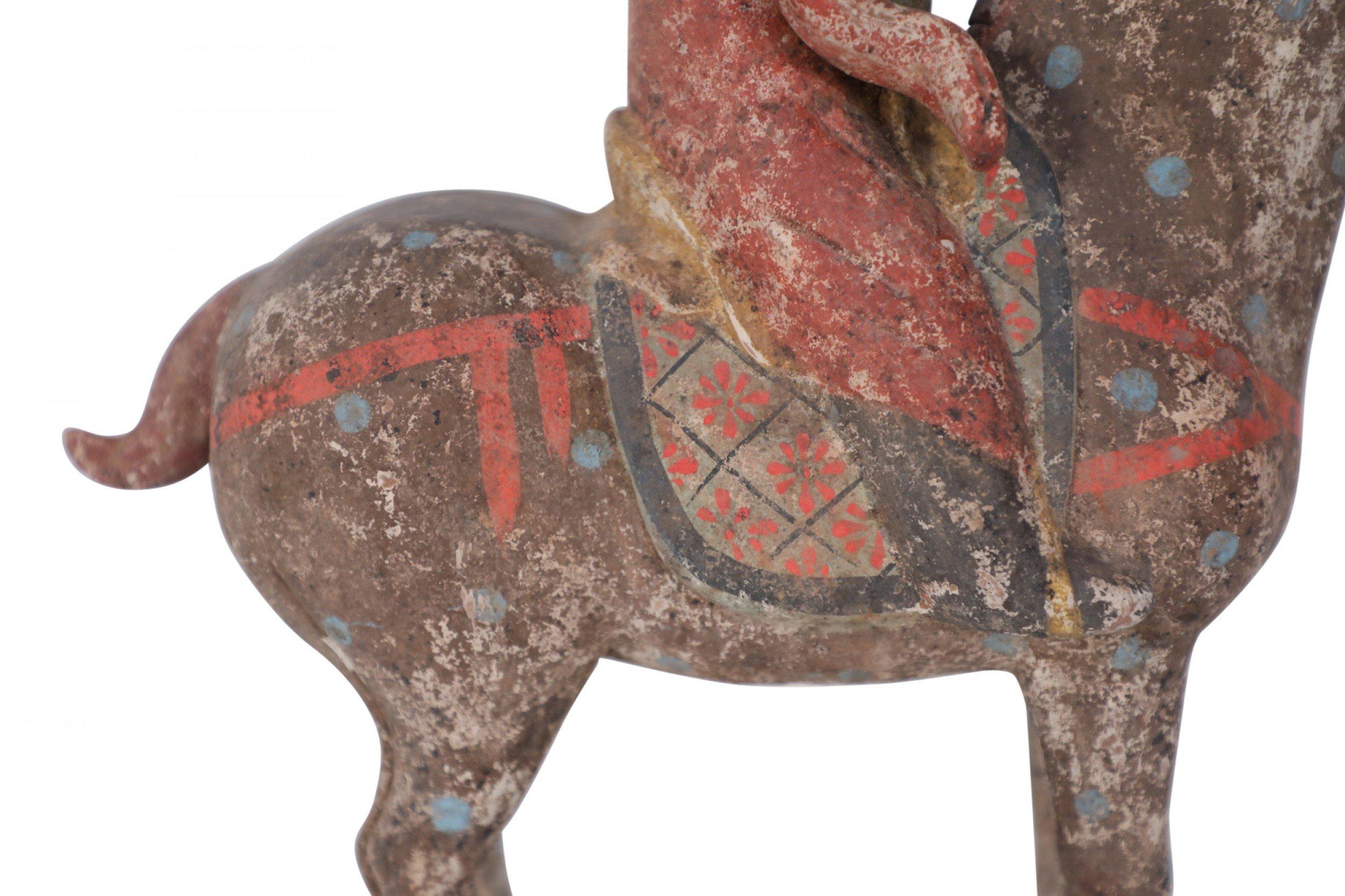 Figure de cabane d'équitation et de cheval en terre cuite de style dynastie chinoise Tang en vente 7