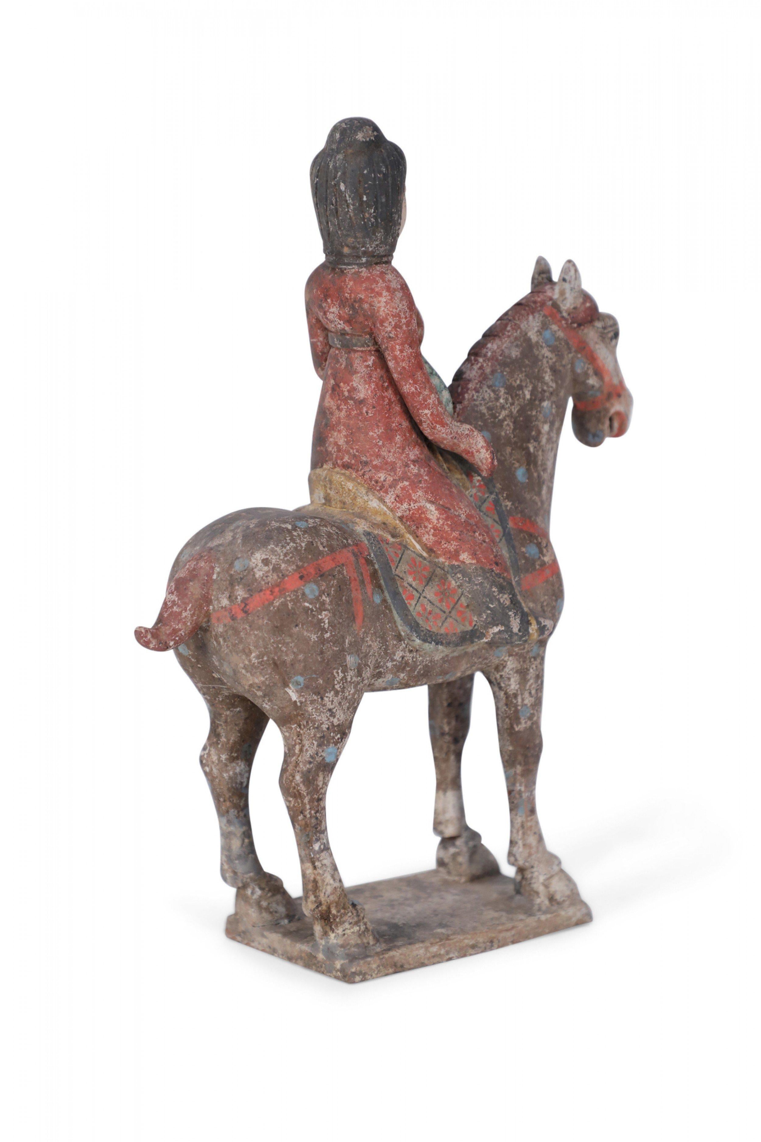 20ième siècle Figure de cabane d'équitation et de cheval en terre cuite de style dynastie chinoise Tang en vente