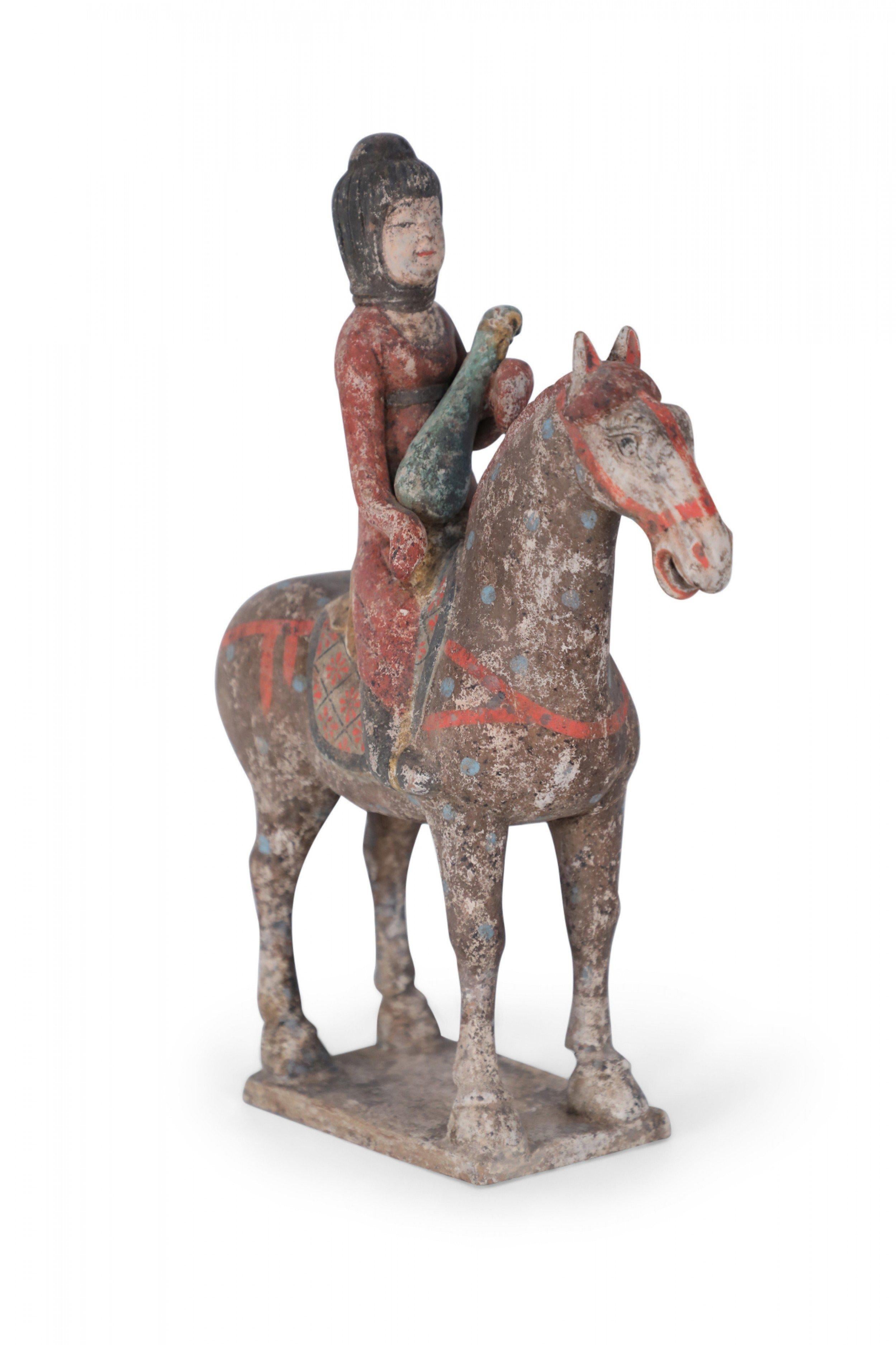 Terre cuite Figure de cabane d'équitation et de cheval en terre cuite de style dynastie chinoise Tang en vente