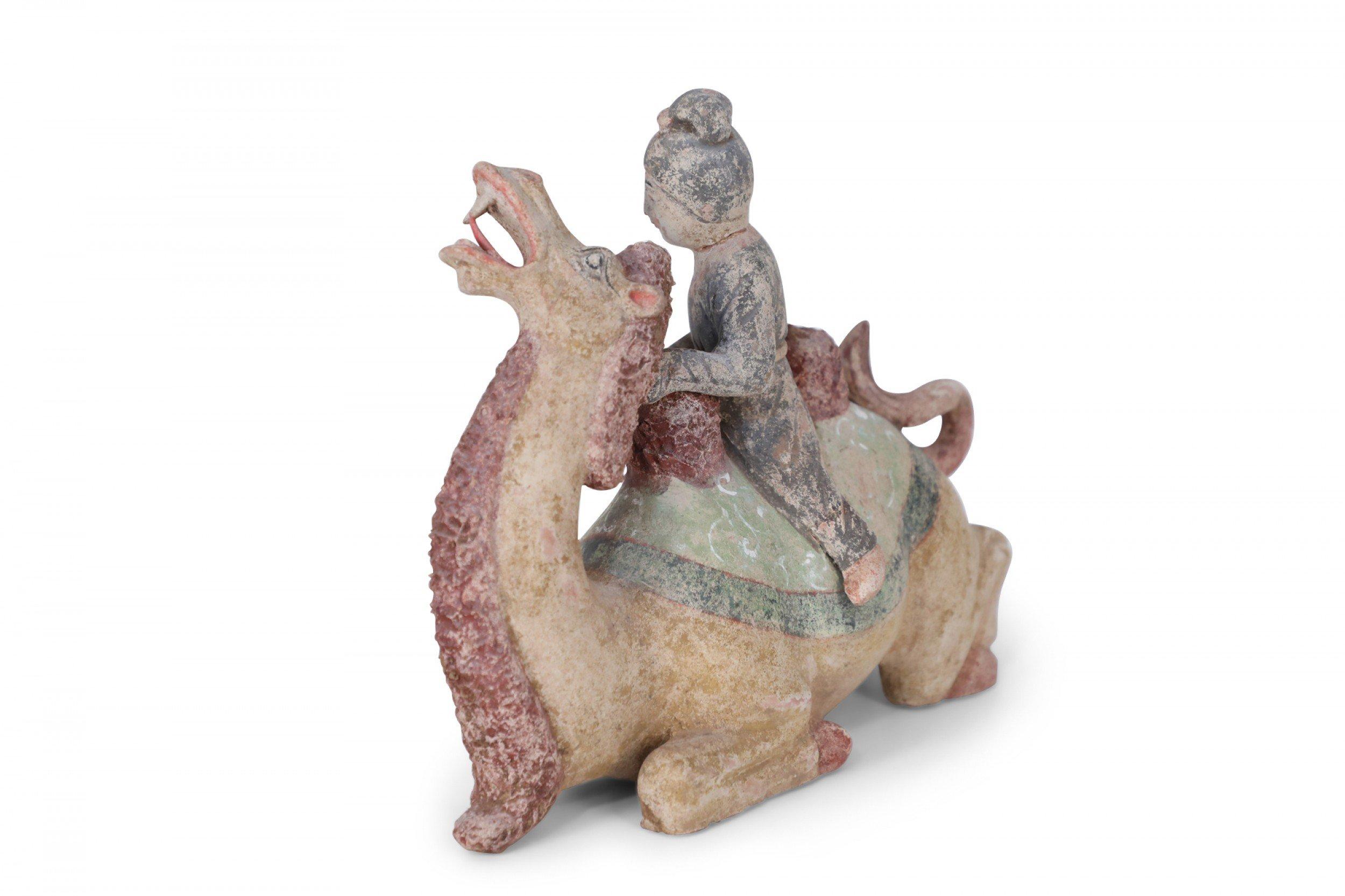 Esportazione cinese Figura tombale di donna e cammello inginocchiato in terracotta in stile Tang Dynasty cinese in vendita