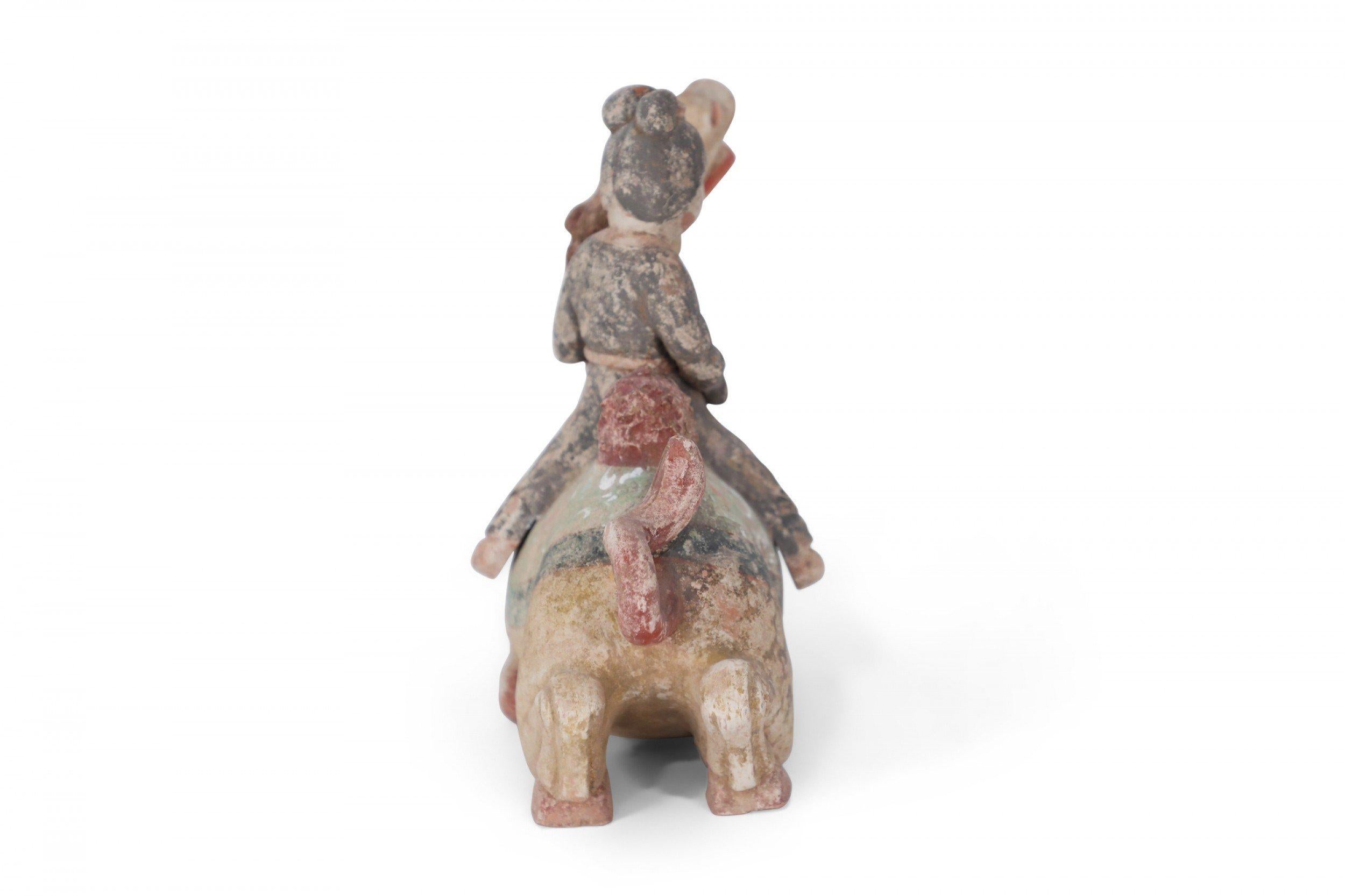 Terracotta Figura tombale di donna e cammello inginocchiato in terracotta in stile Tang Dynasty cinese in vendita