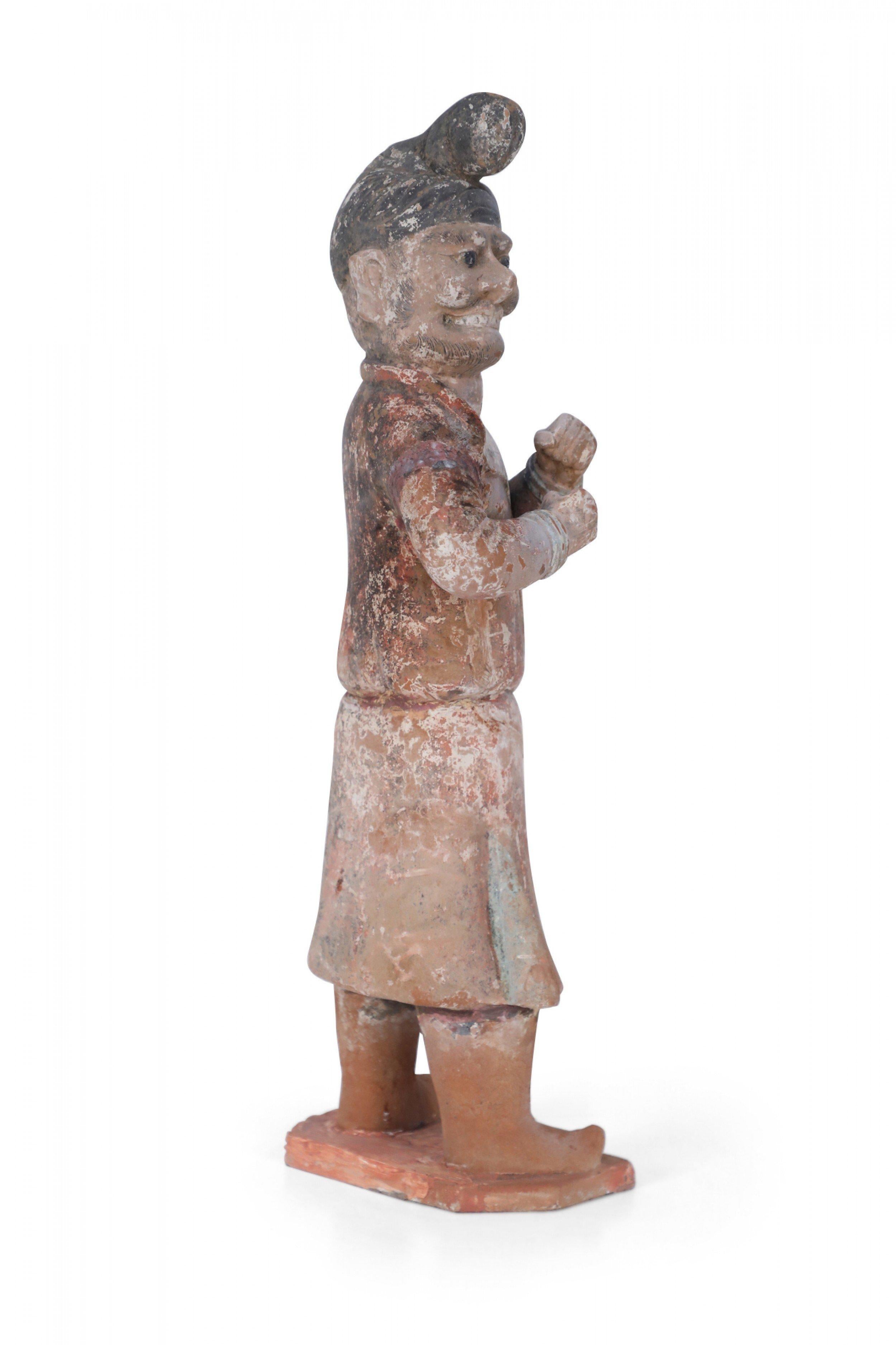 Figurine de tombeau en terre cuite chinoise de style Tang Dynasty en vente 1