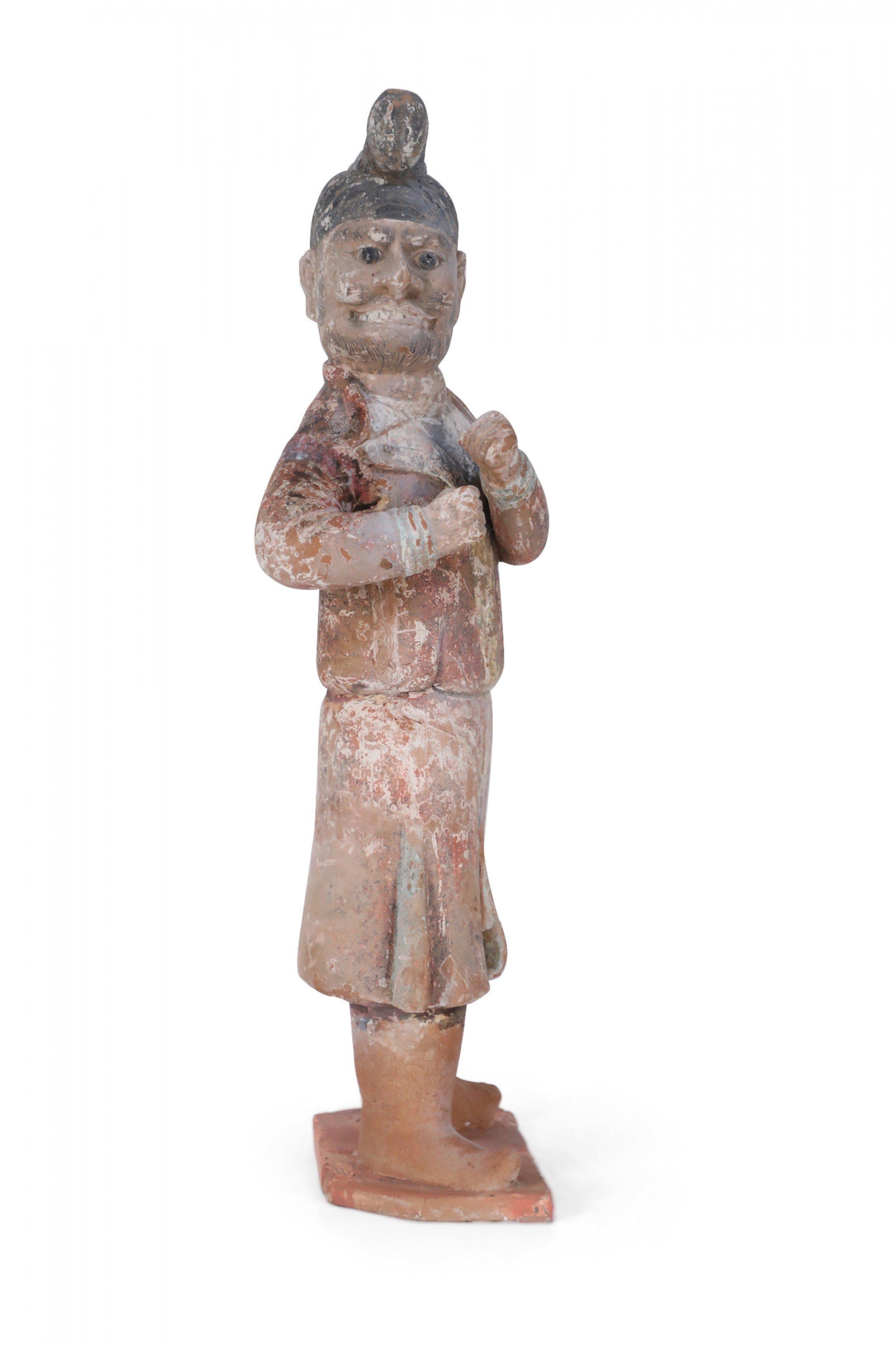 Figurine de tombeau en terre cuite chinoise de style Tang Dynasty en vente 2