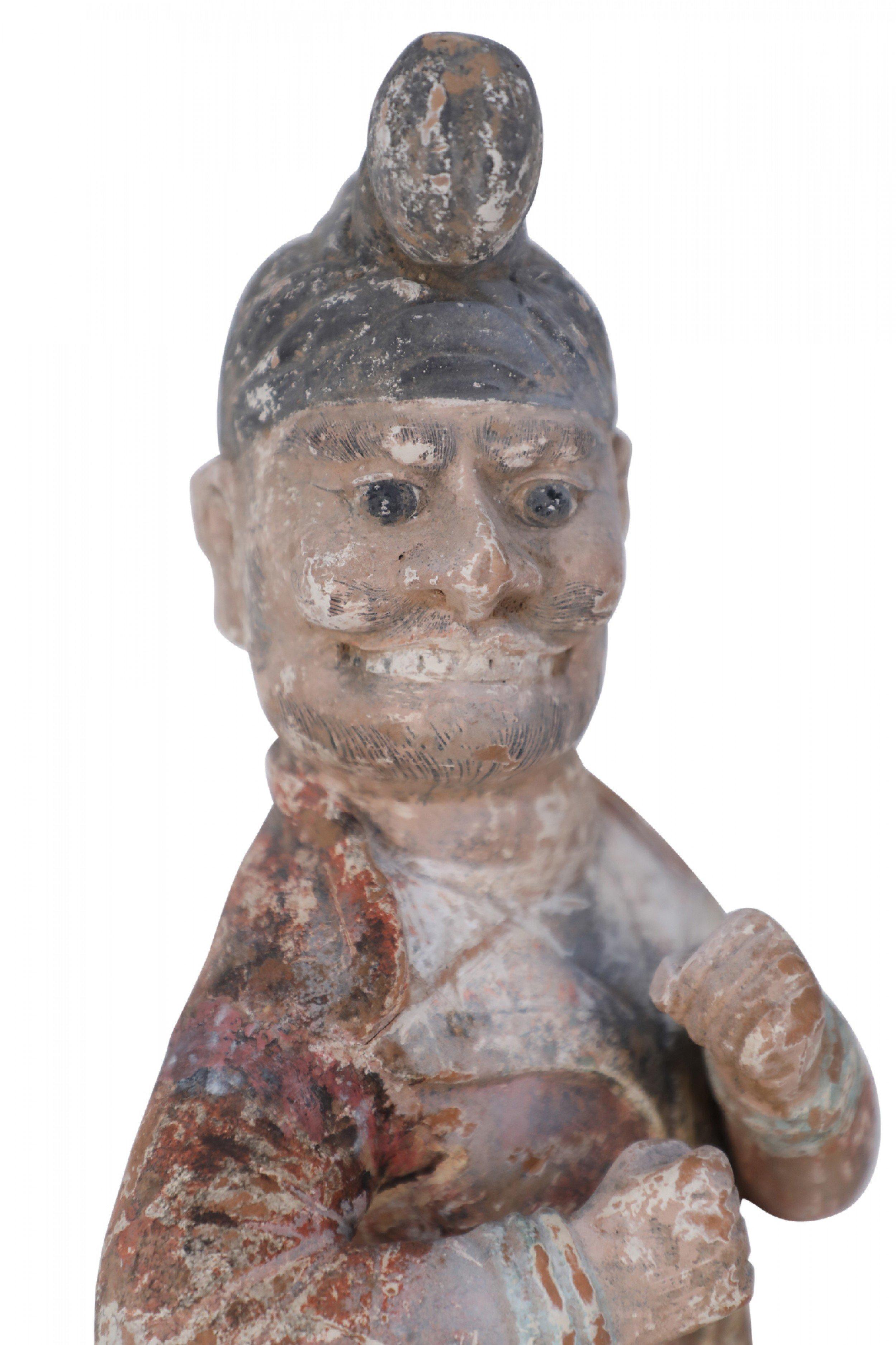 Figurine de tombeau en terre cuite chinoise de style Tang Dynasty en vente 3