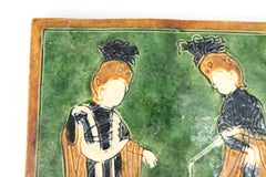 Tuile plate émaillée sancai de style chinois Tang représentant des femmes jouant avec un chien