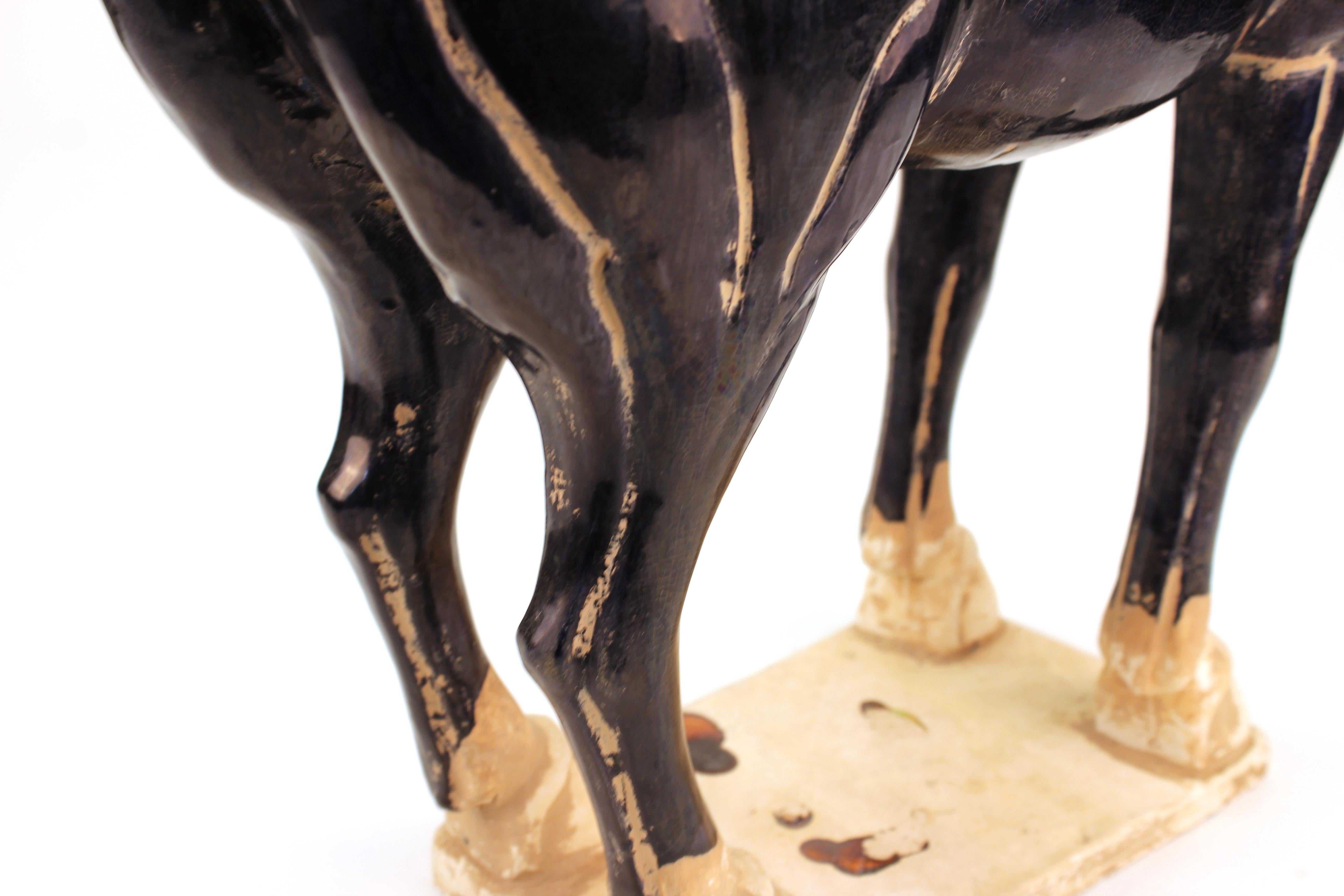 Sculpture de cheval en terre cuite de style chinois Tang à glaçure bleu foncé et chutes de pierres 3
