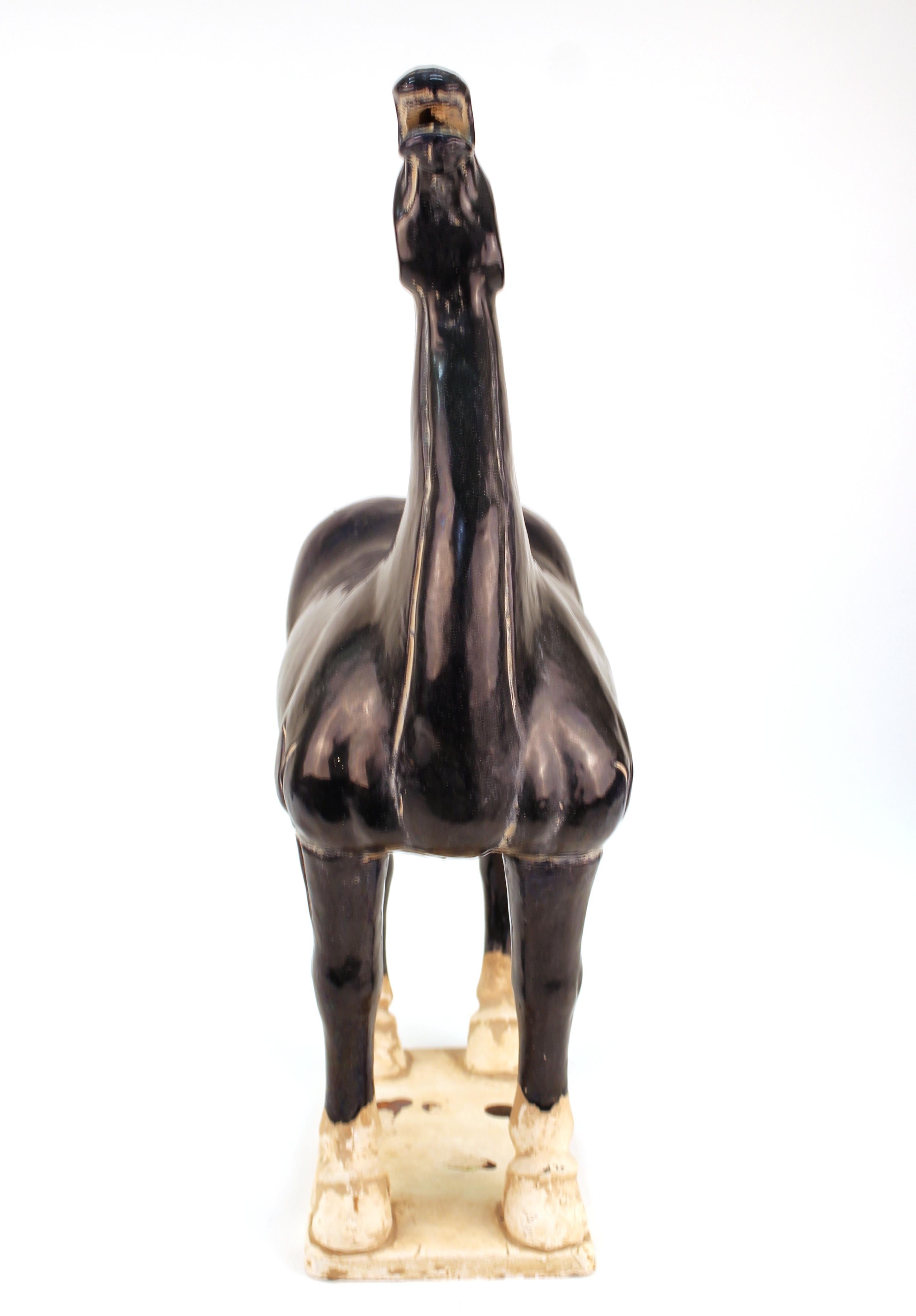 Chinois Sculpture de cheval en terre cuite de style chinois Tang à glaçure bleu foncé et chutes de pierres