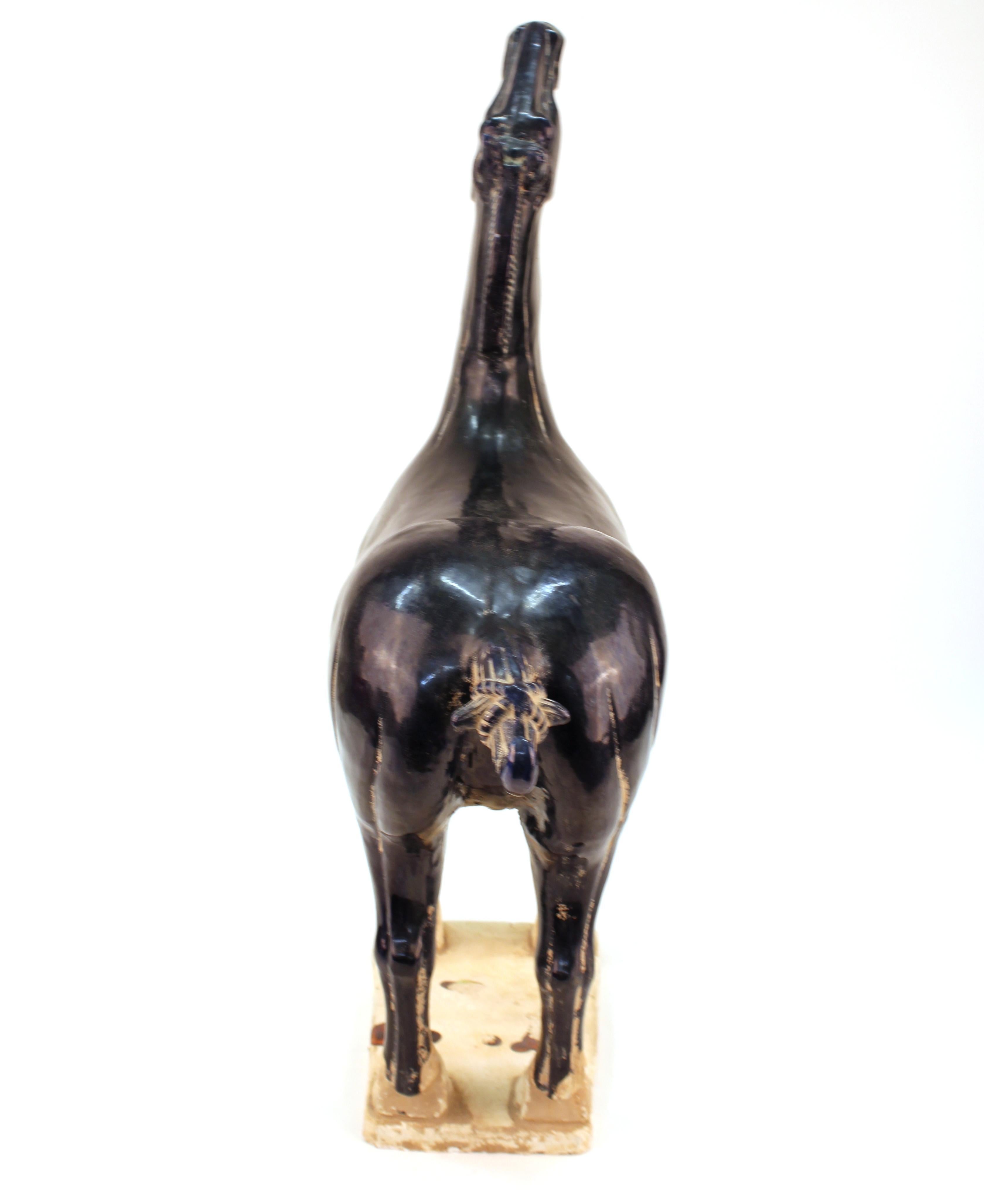 Sculpture de cheval en terre cuite de style chinois Tang à glaçure bleu foncé et chutes de pierres Bon état à Astoria, NY