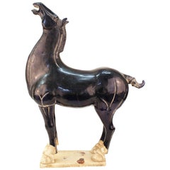 Chinesische Terrakotta-Pferdeskulptur im Tang-Stil mit dunkelblauer Glasur und Drippings