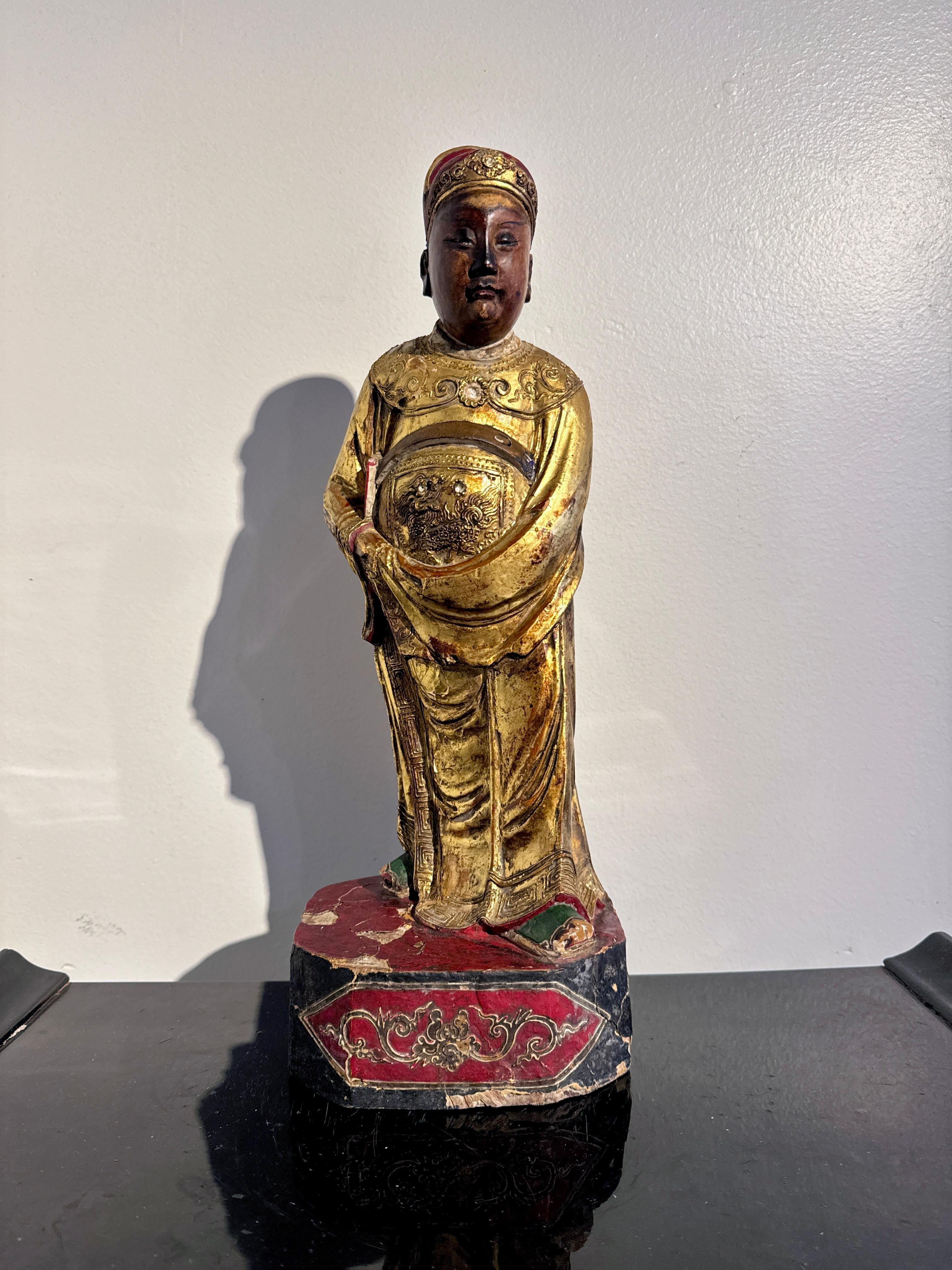 Große und imposante Figur der taoistischen Gottheit Wenchang Wang, Holz geschnitzt, gessoiert, lackiert, vergoldet und polychromiert, späte Qing-Dynastie, um 1900, Fujian, China. 

Wenchang, die taoistische Gottheit der Kultur und Literatur,