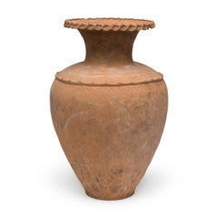 Chinesische spitz zulaufende Weinvase mit polychromen Blumen, Ming-Dynastie, um 1450