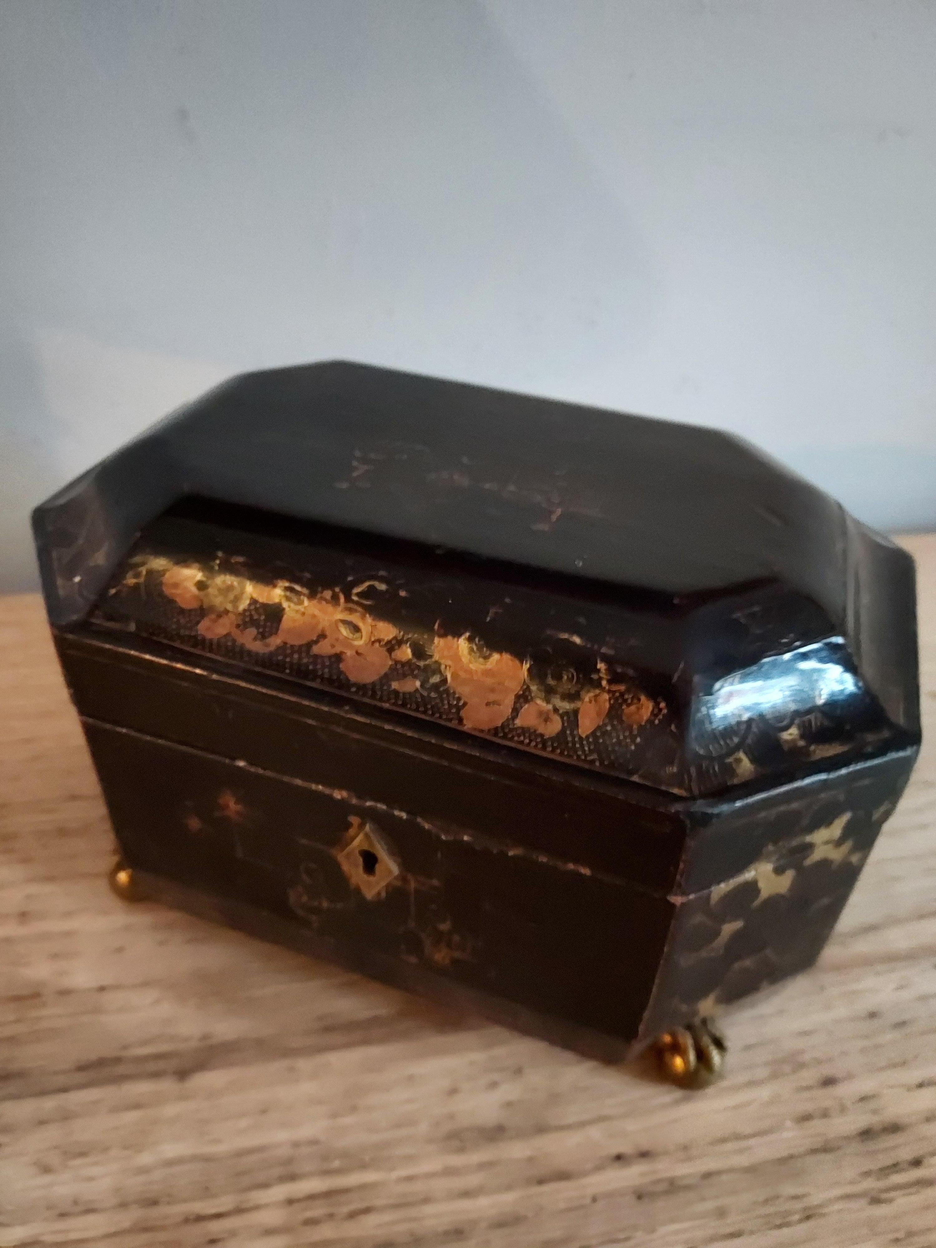 Chinoiserie Chinese tea caddy For Sale