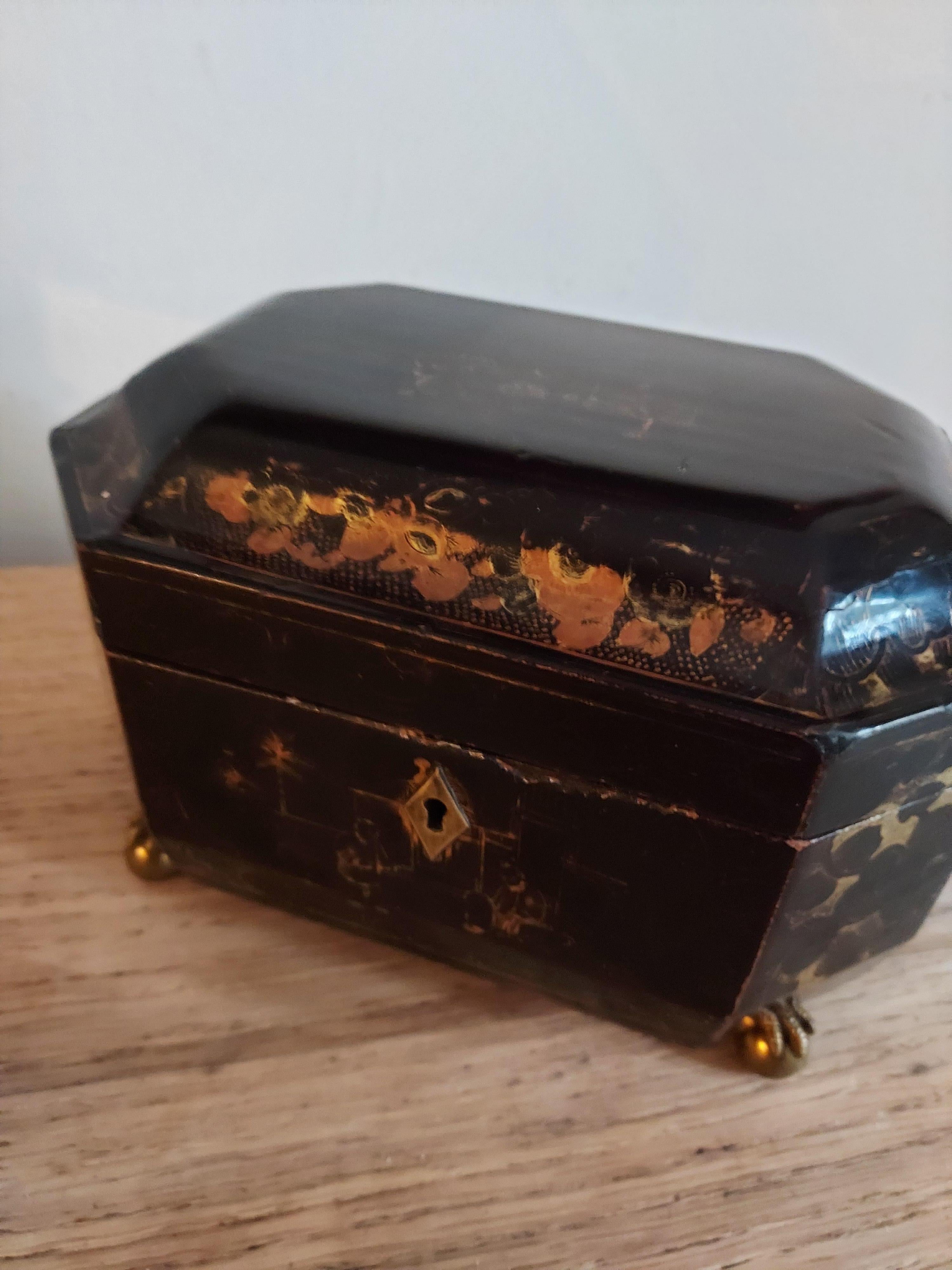 Chinese tea caddy In Distressed Condition For Sale In Perth, GB
