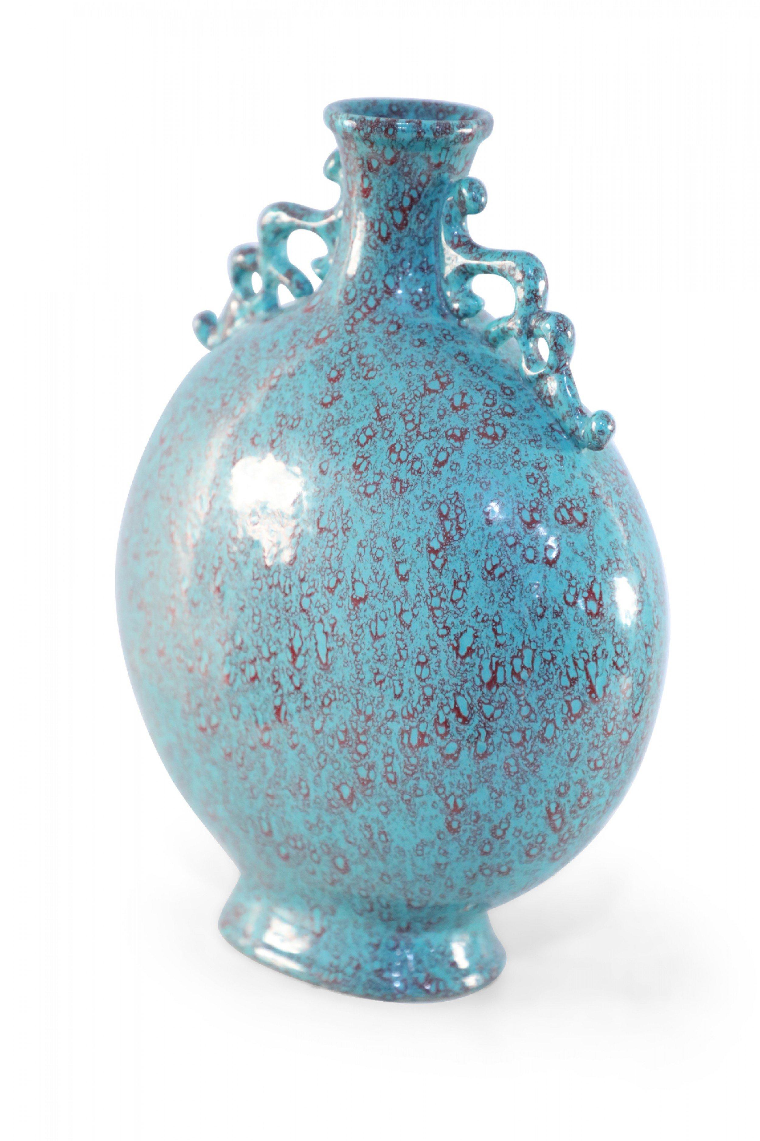 Ancien vase chinois (fin du 19e siècle) en porcelaine de lune sarcelle, décoré d'un craquelé rouge et surmonté de deux anses à gradins (marque sur le fond, voir photos).

Condit : Bon ; Usures dues à l'âge et à l'utilisation