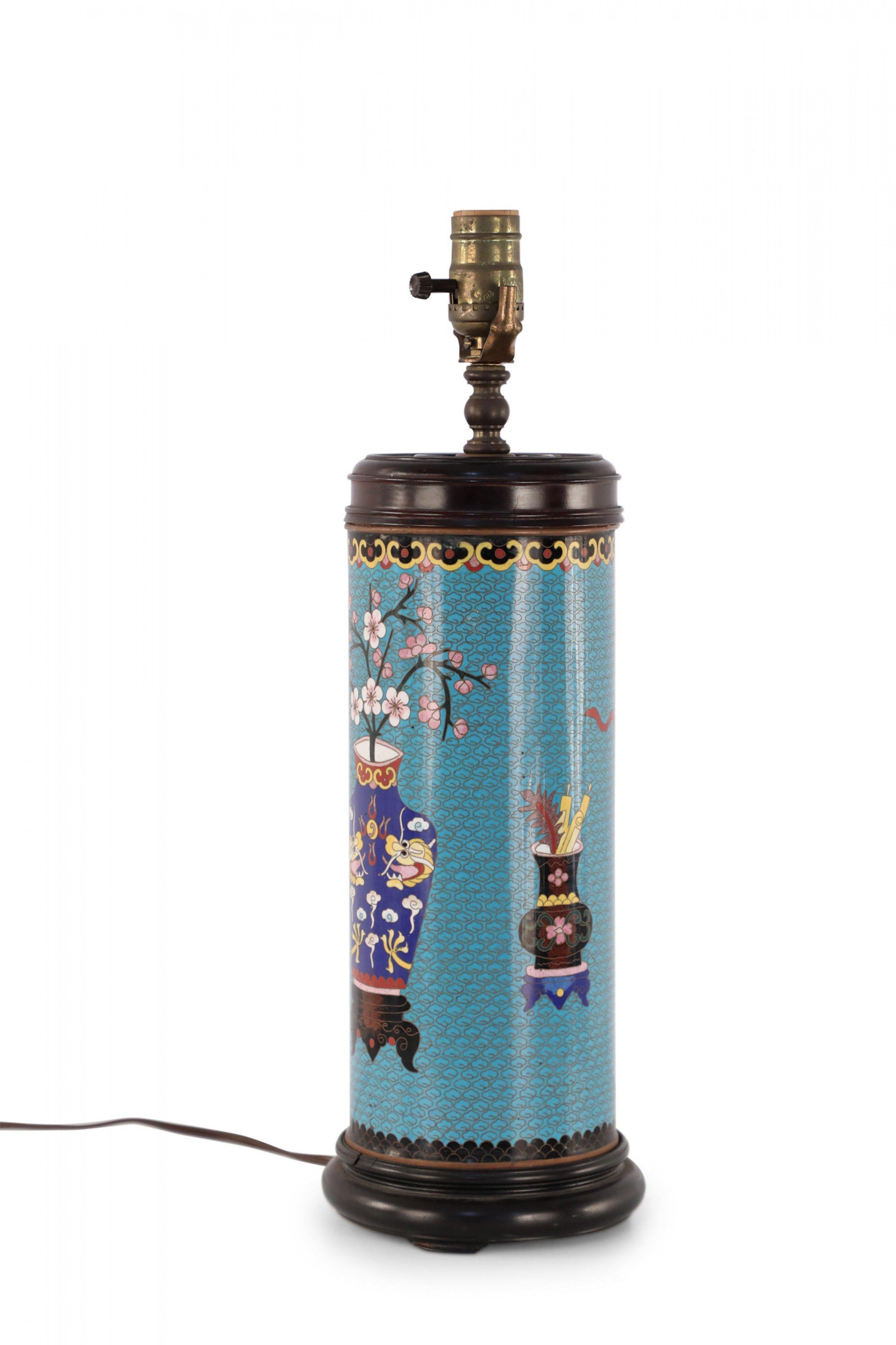 Lampe de bureau chinoise en cloisonné à motifs cylindriques sarcelle en vente 1