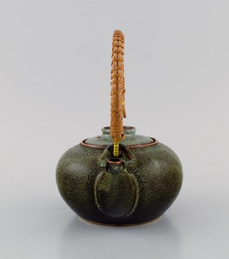 Chinesische Teekanne aus glasiertem Steingut mit Korbgeflechtgriff, 20. Jahrhundert (Glasiert) im Angebot