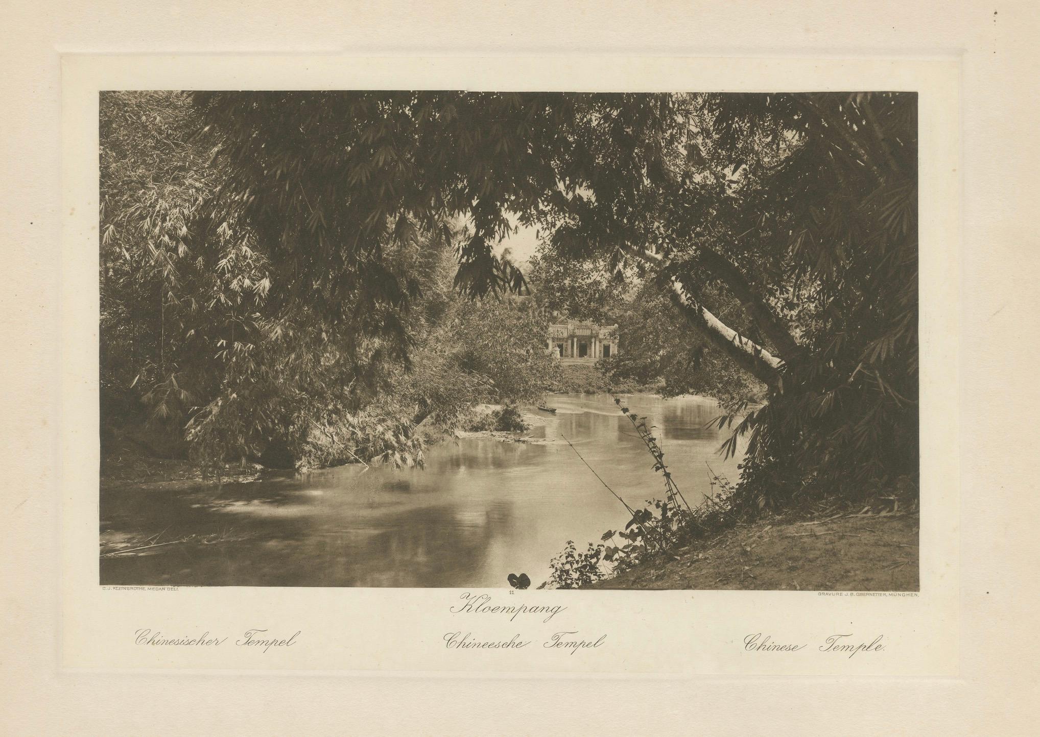 Tempio cinese lungo il fiume - Medan, Sumatra (1910 circa)

Una bellissima fotoincisione originale prodotta nel 1910 circa da G.R. Kleingrothe a Medan, Sumatra, che mostra una tranquilla riva del fiume incorniciata da una fitta vegetazione