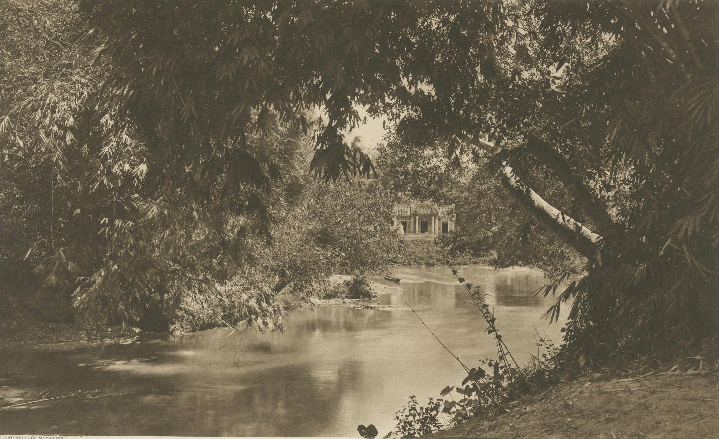Tempio cinese lungo il fiume - Medan, Sumatra (1910 circa) In condizioni buone in vendita a Langweer, NL
