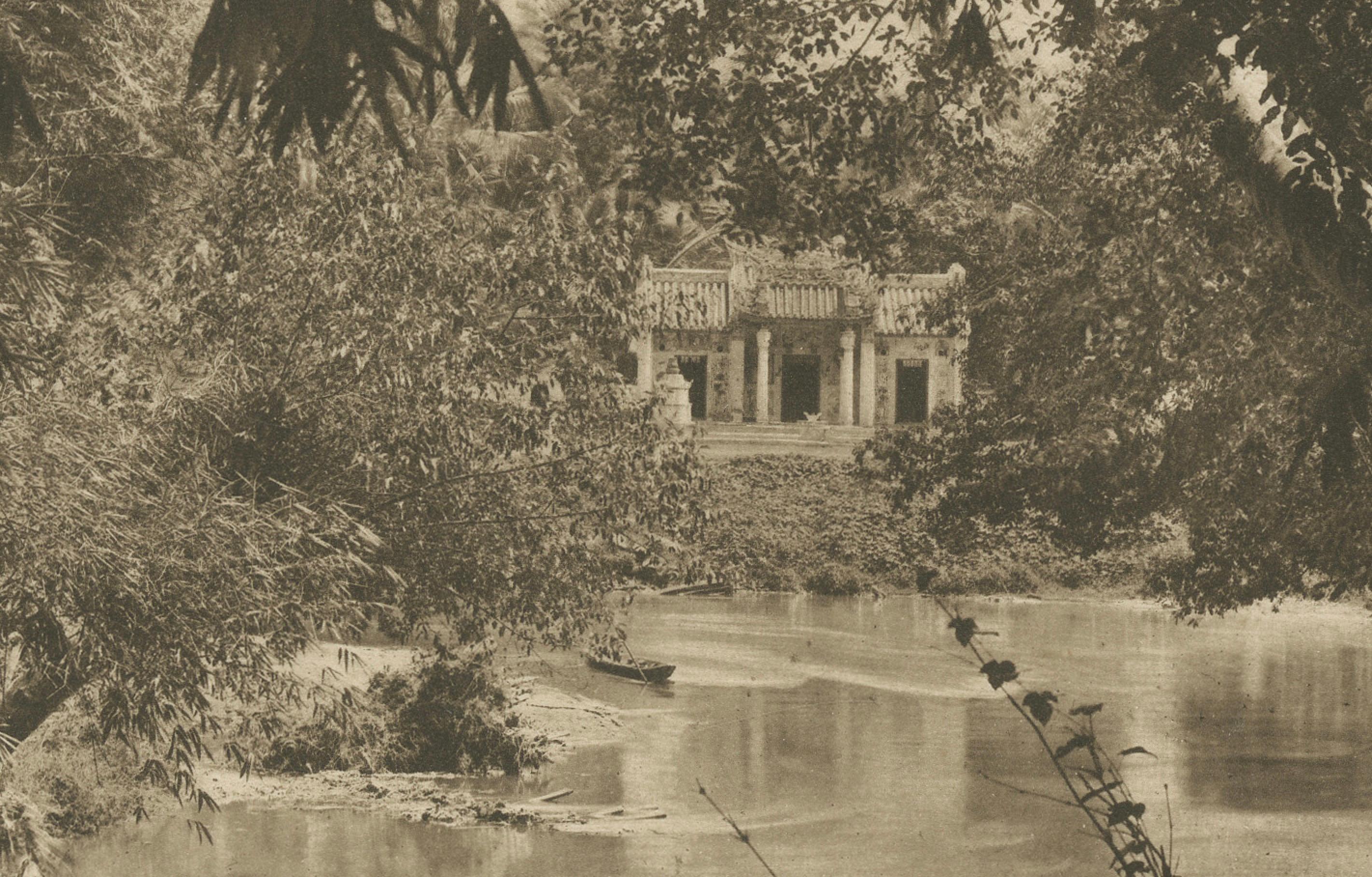 XX secolo Tempio cinese lungo il fiume - Medan, Sumatra (1910 circa) in vendita