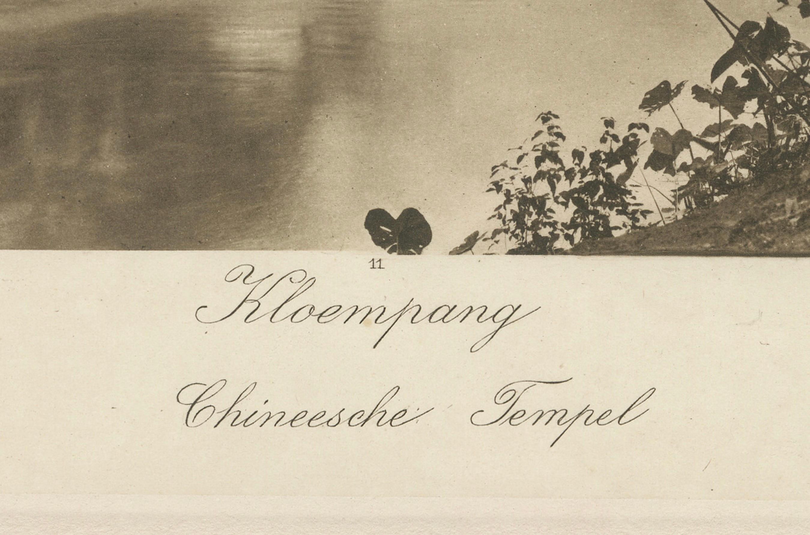 Tempio cinese lungo il fiume - Medan, Sumatra (1910 circa) in vendita 1