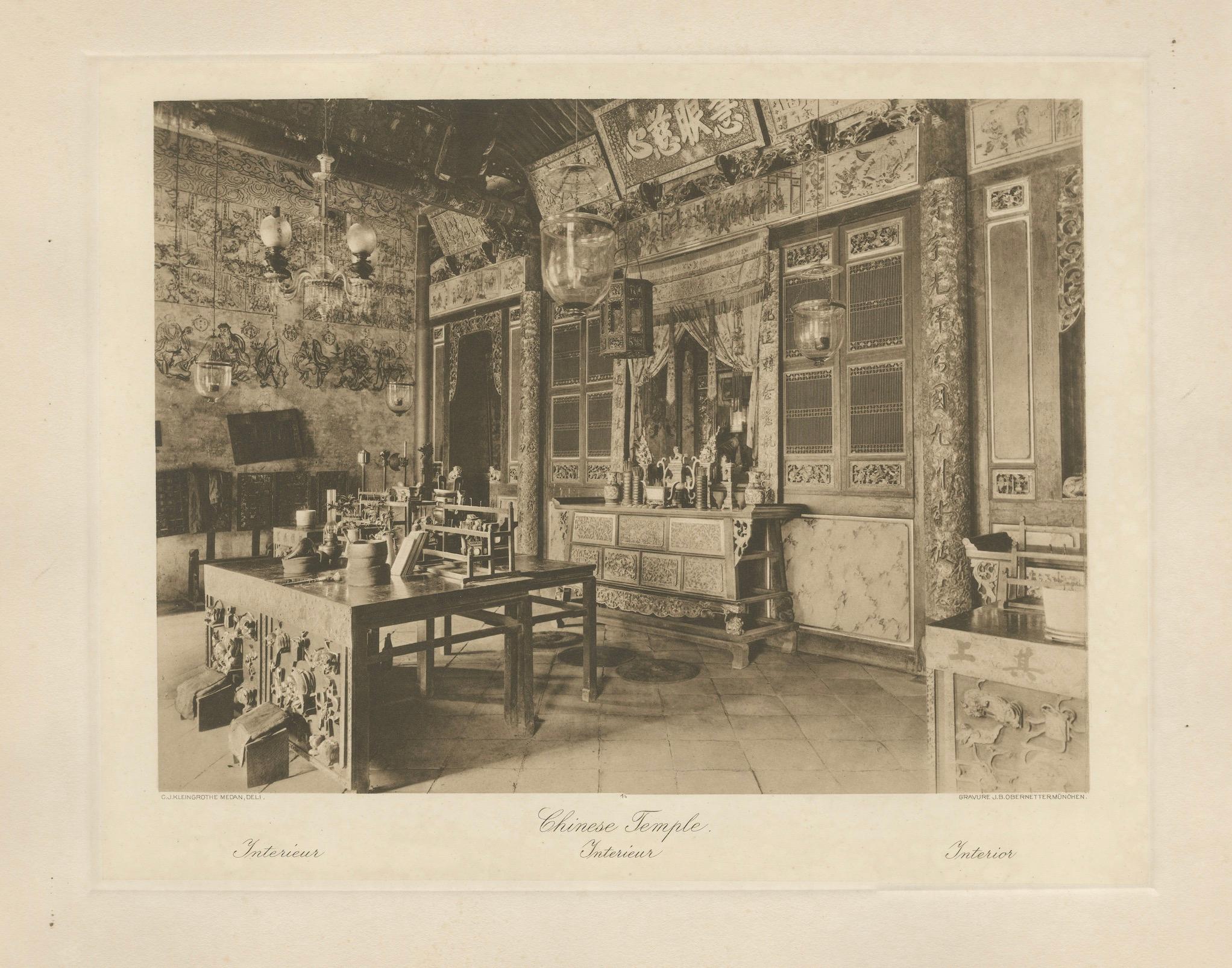 Interno di un tempio cinese - Medan, Sumatra (1910 circa)

Un'eccezionale fotoincisione originale di G.R. Kleingrothe, Medan, che immortala l'interno riccamente decorato di un tempio cinese a Sumatra settentrionale intorno al 1895. Questa scena