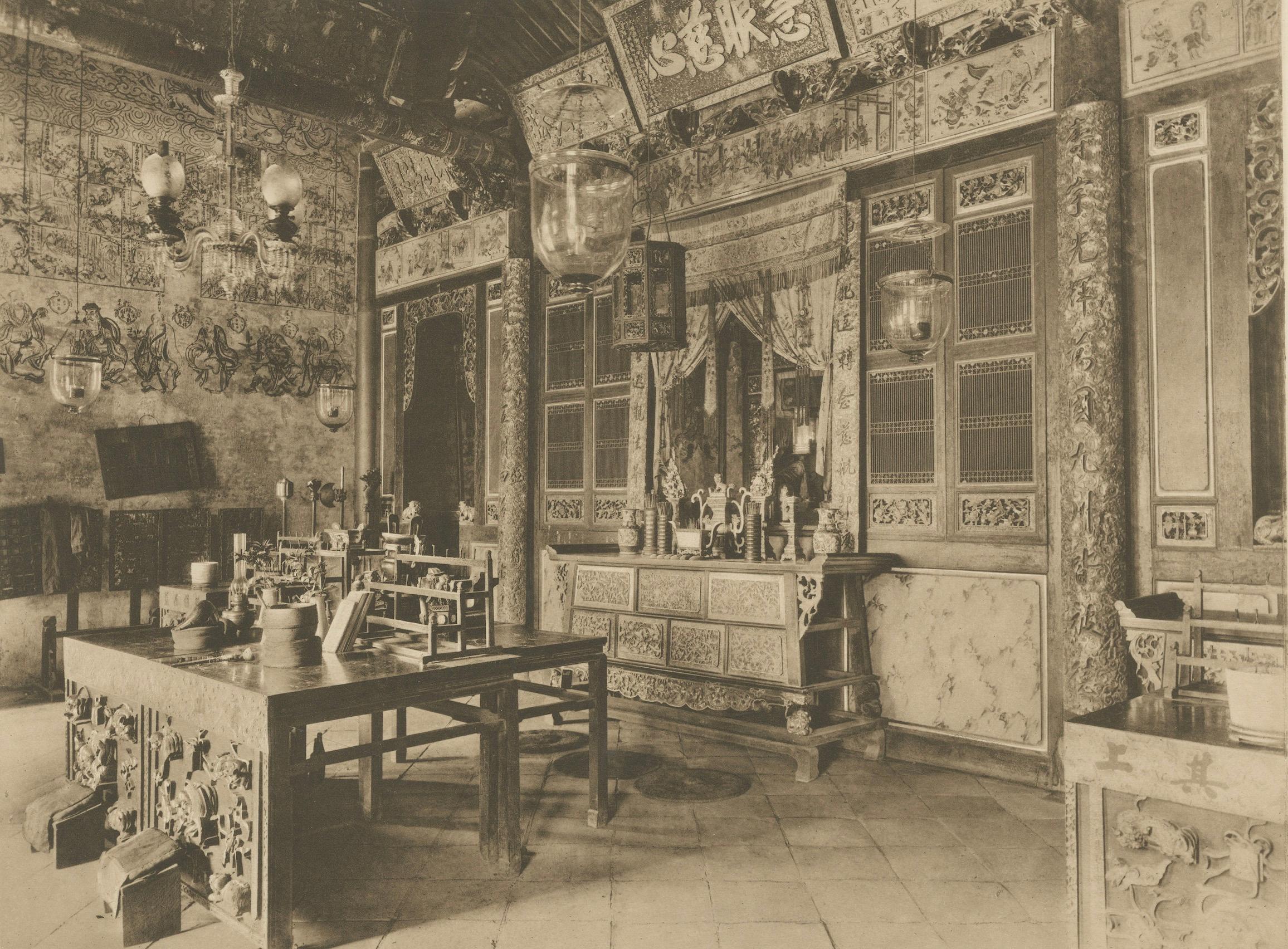 Olandese Interno di un tempio cinese, Medan, Sumatra, C.C. Kleingrothe, Indie Orientali Olandesi 1910 in vendita