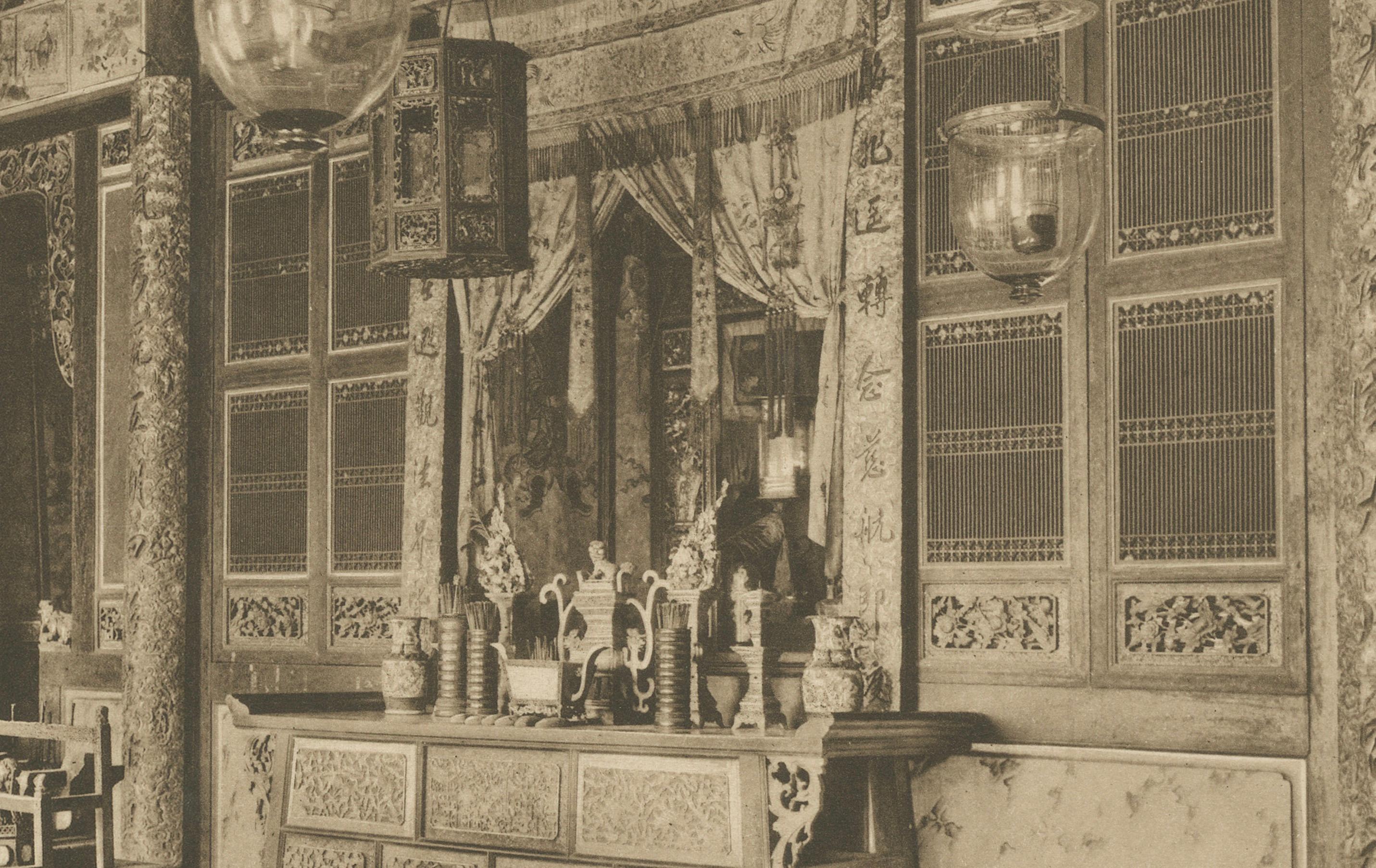 Interno di un tempio cinese, Medan, Sumatra, C.C. Kleingrothe, Indie Orientali Olandesi 1910 In condizioni buone in vendita a Langweer, NL