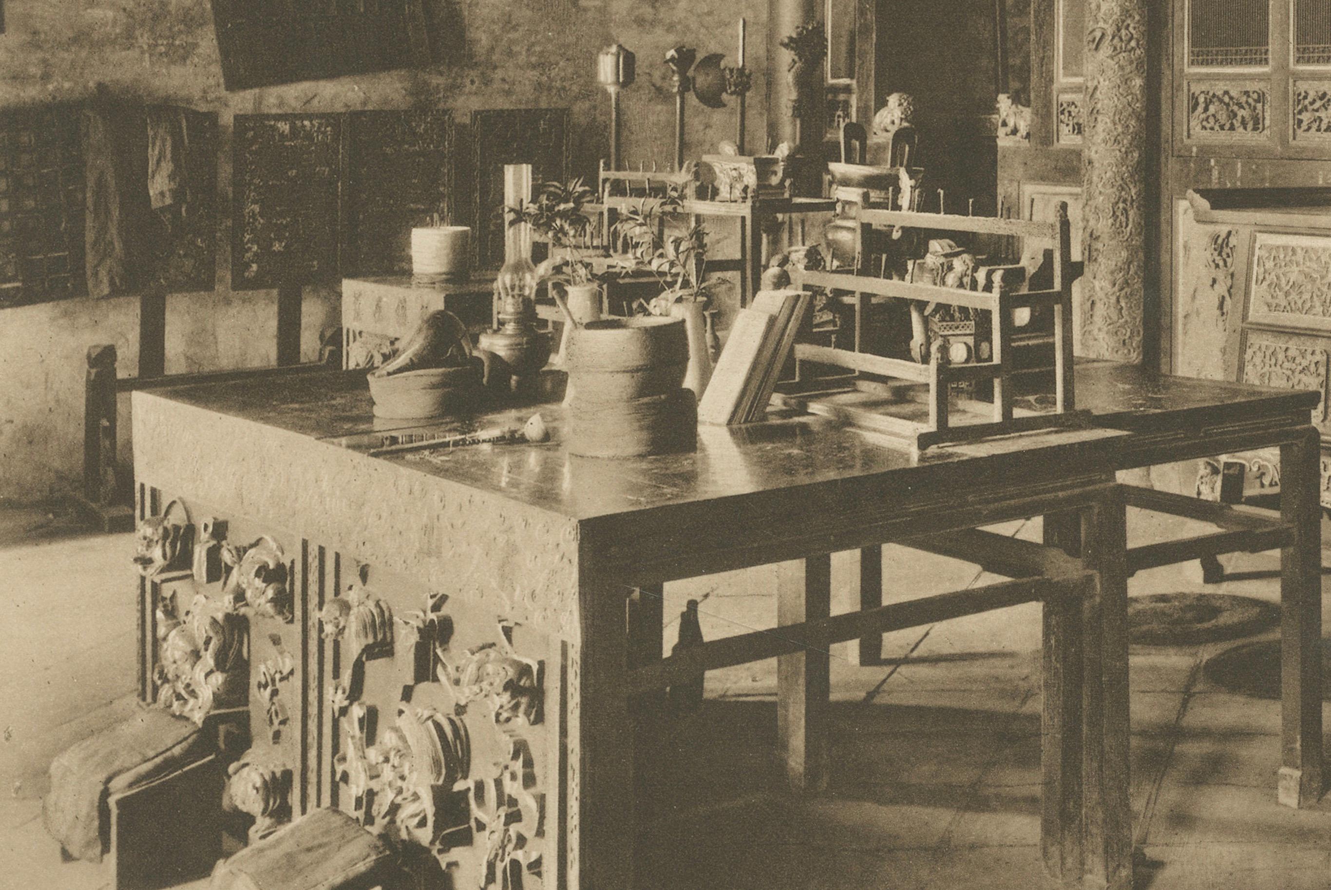 XX secolo Interno di un tempio cinese, Medan, Sumatra, C.C. Kleingrothe, Indie Orientali Olandesi 1910 in vendita