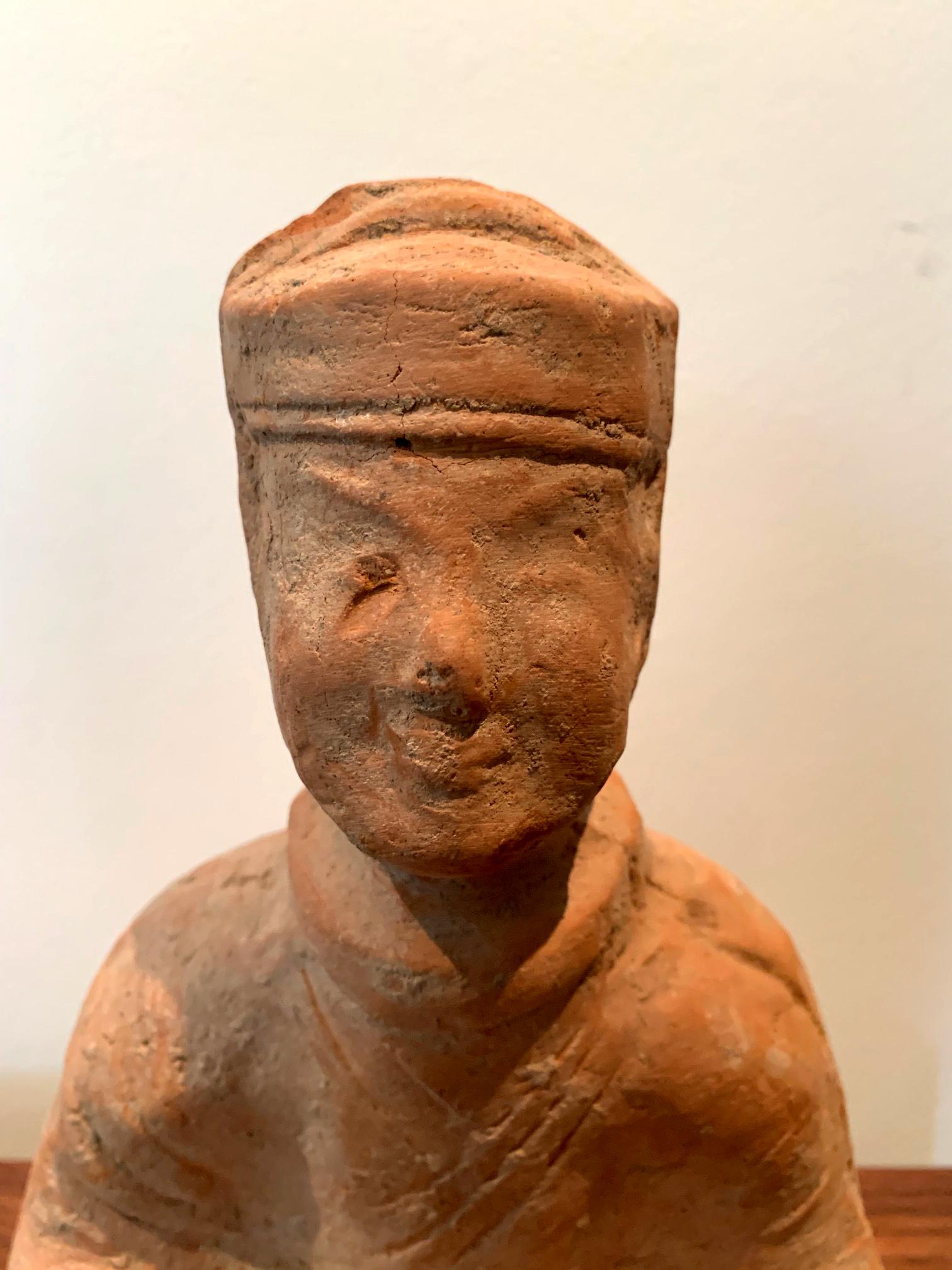 Figurine de tombeau chinoise en terre cuite Dynasty des Han de l'Est en vente 1