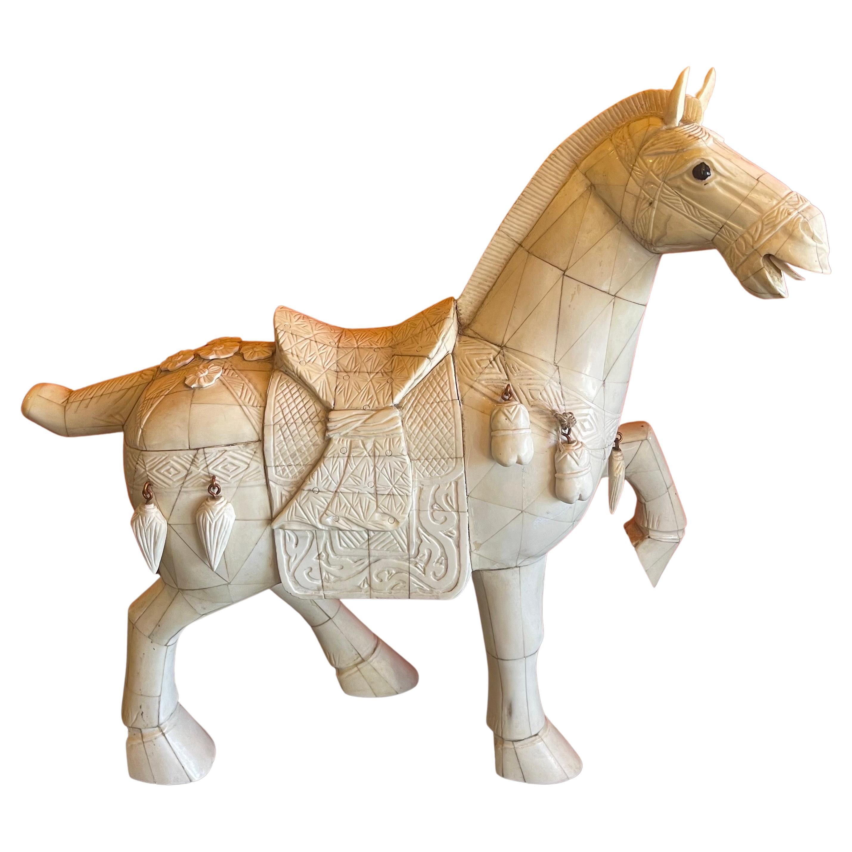Chinesische T'ang-Pferdeskulptur aus Knochen mit Mosaik