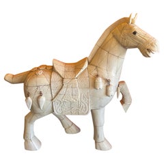 Chinesische T'ang-Pferdeskulptur aus Knochen mit Mosaik