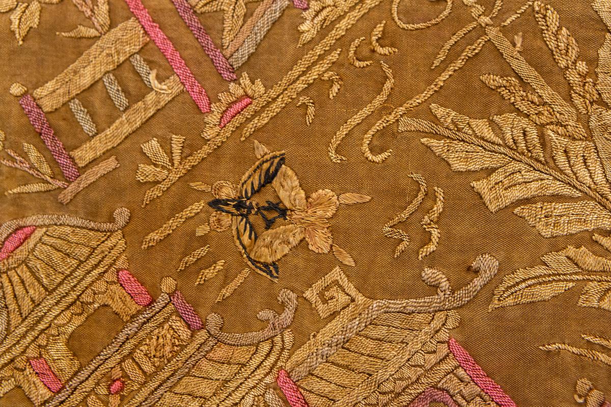 Pannello ricamato in seta cinese del XIX secolo con nodo di Pechino e oro Questo squisito tessuto ricamato in seta cinese del XIX secolo è un raro capolavoro, probabilmente della dinastia Qing. Ricco di significato storico e di eleganza decorativa,