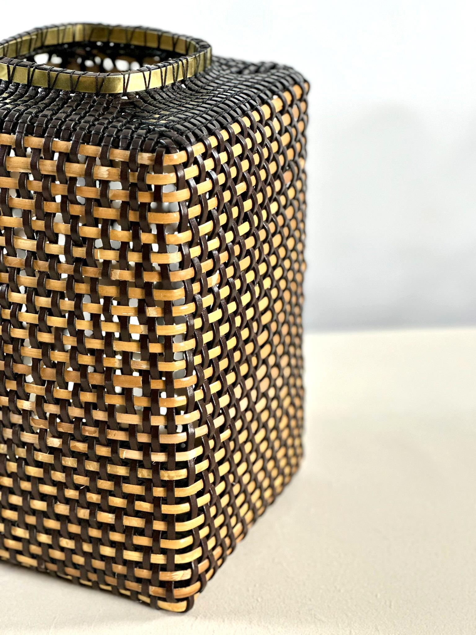 Chinese Tibor Inspired Leder & Cane Handmade Basket Dark Brown Off-White Farbe (Moderne) im Angebot