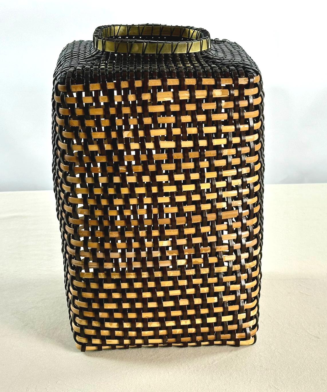 Chinese Tibor Inspired Leder & Cane Handmade Basket Dark Brown Off-White Farbe (21. Jahrhundert und zeitgenössisch) im Angebot
