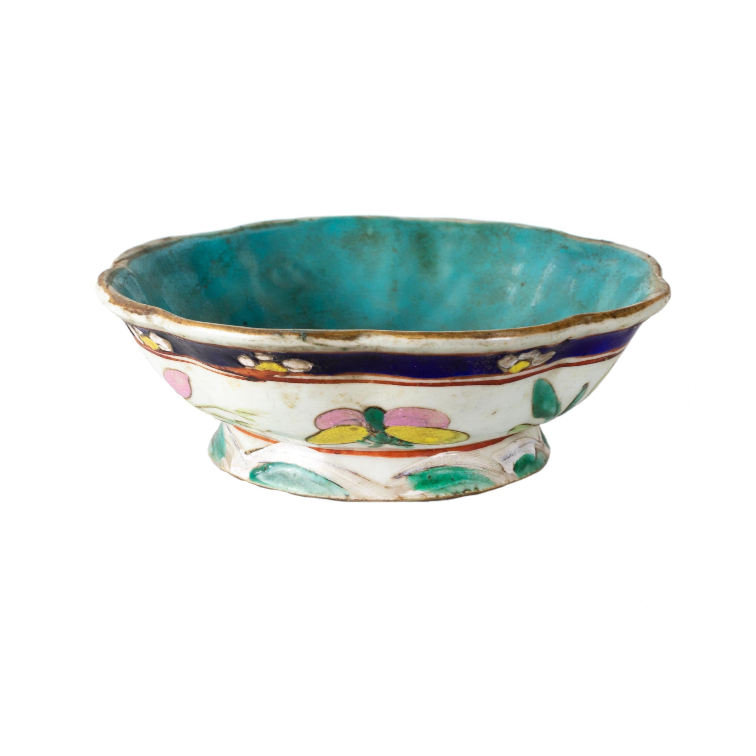 Hand-Painted Chinese Tongzhi Floral Offering Bowl. 19th Century For Sale