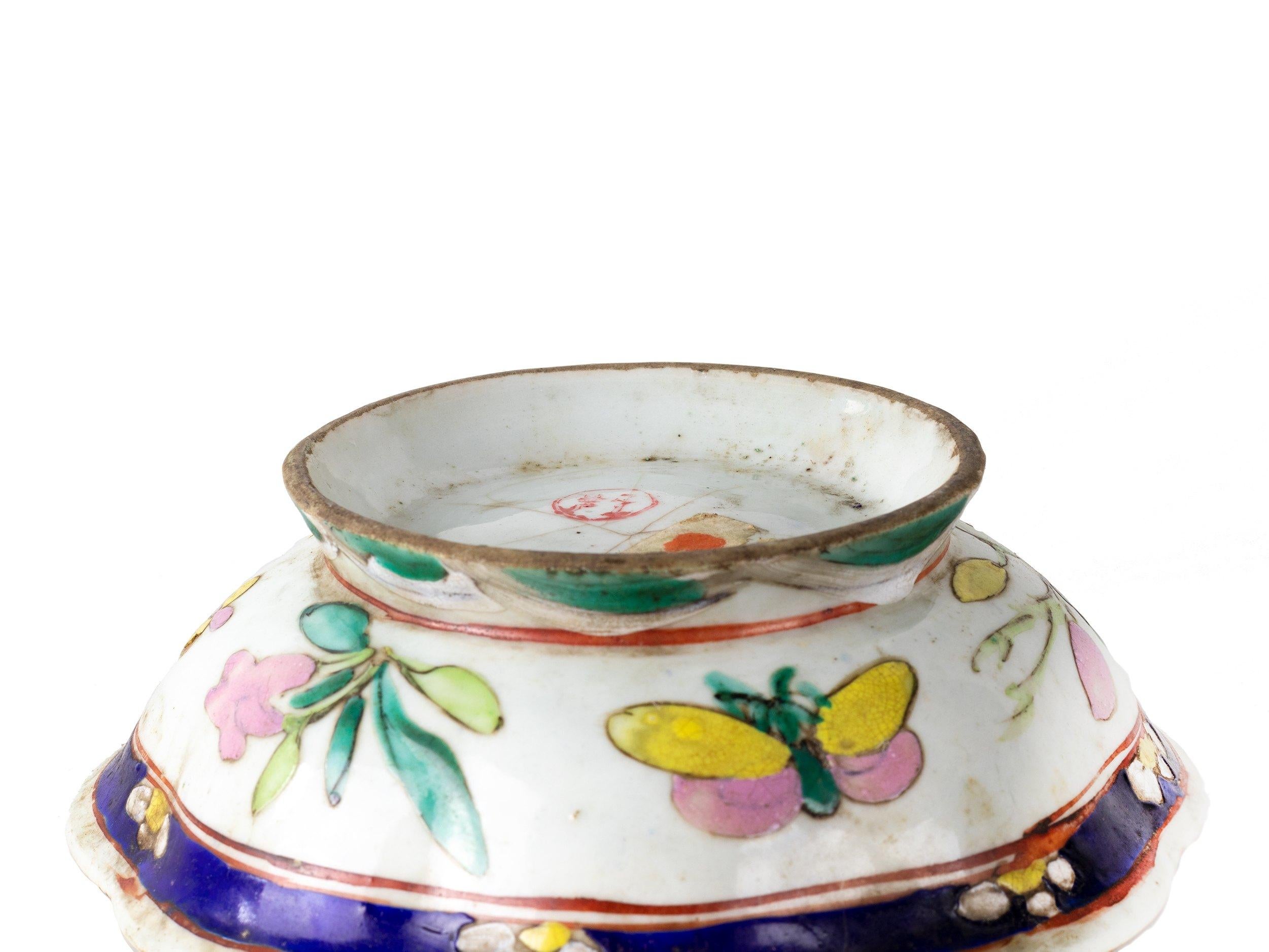 Chinese Tongzhi Floral Offering Bowl. 19th Century In Fair Condition For Sale In Lisbon, PT