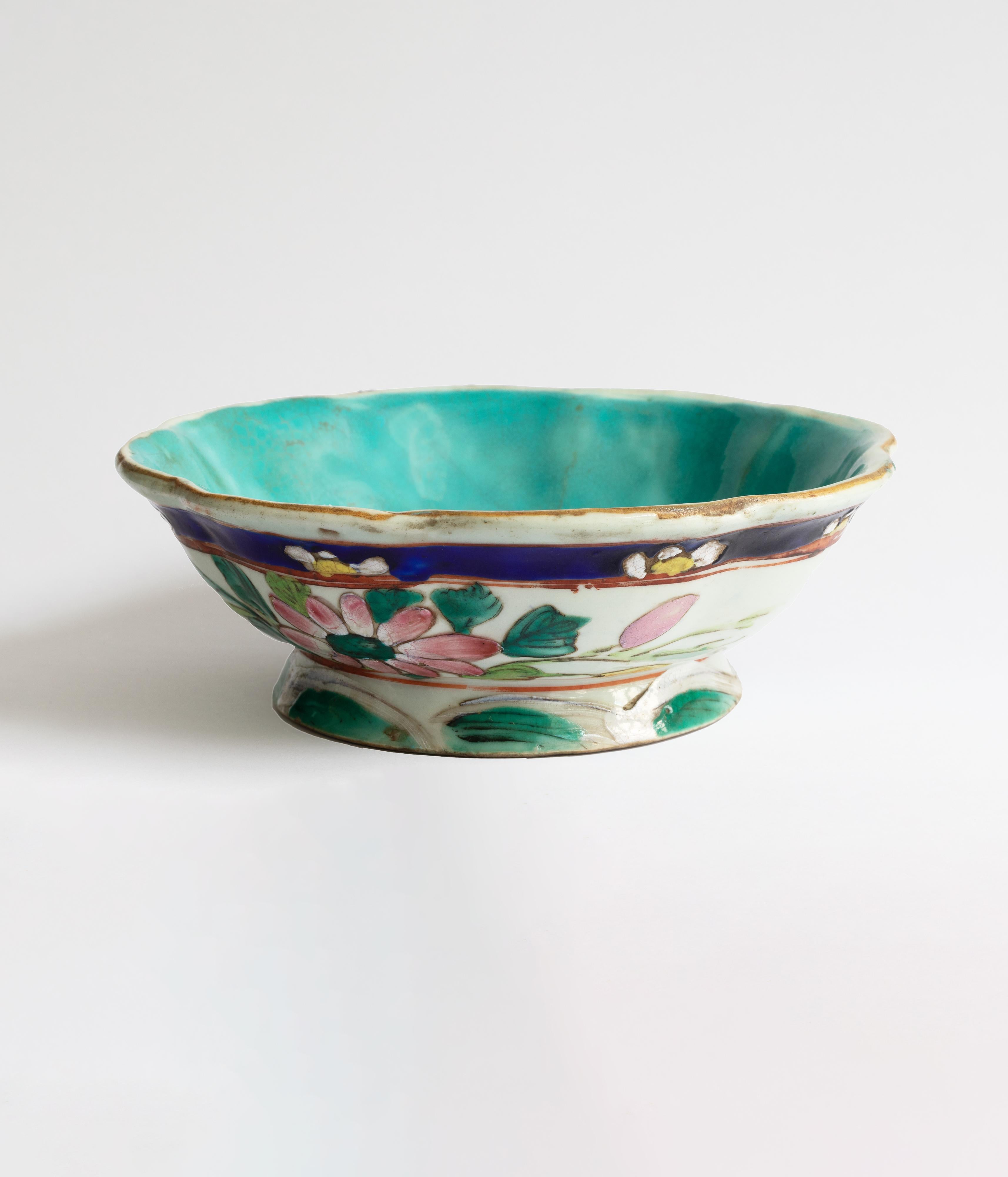 Chinesische geblümte Tongzhi-Servierschale, türkisfarbene Glasur, 1800er Jahre (Chinesischer Export) im Angebot