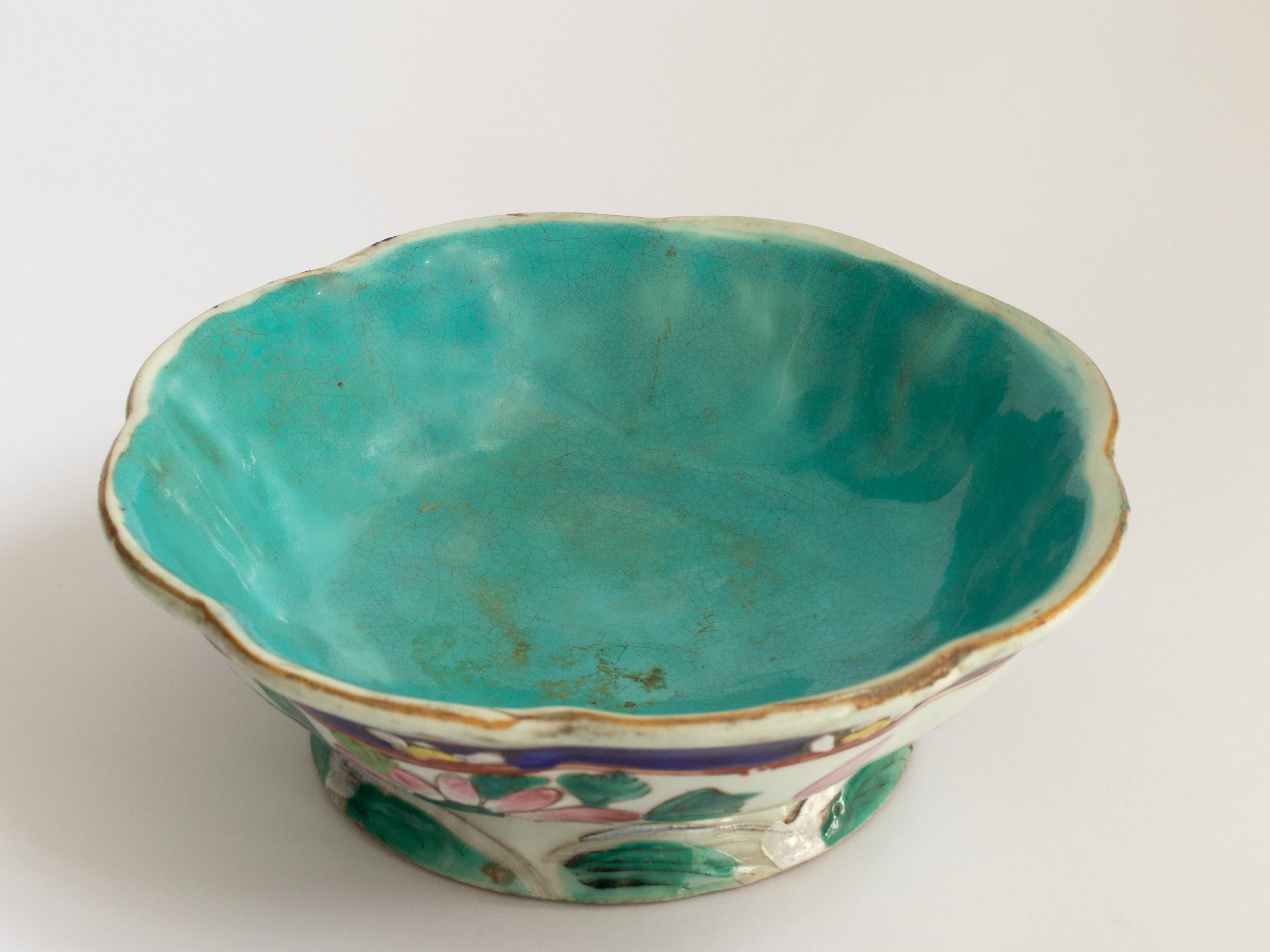 Chinesische geblümte Tongzhi-Servierschale, türkisfarbene Glasur, 1800er Jahre (Handbemalt) im Angebot