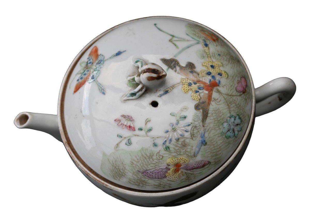 Chinese Tongzhi Porcelain Teapot Marked And from the period (1861-1875) In Good Condition For Sale In Bilzen, BE