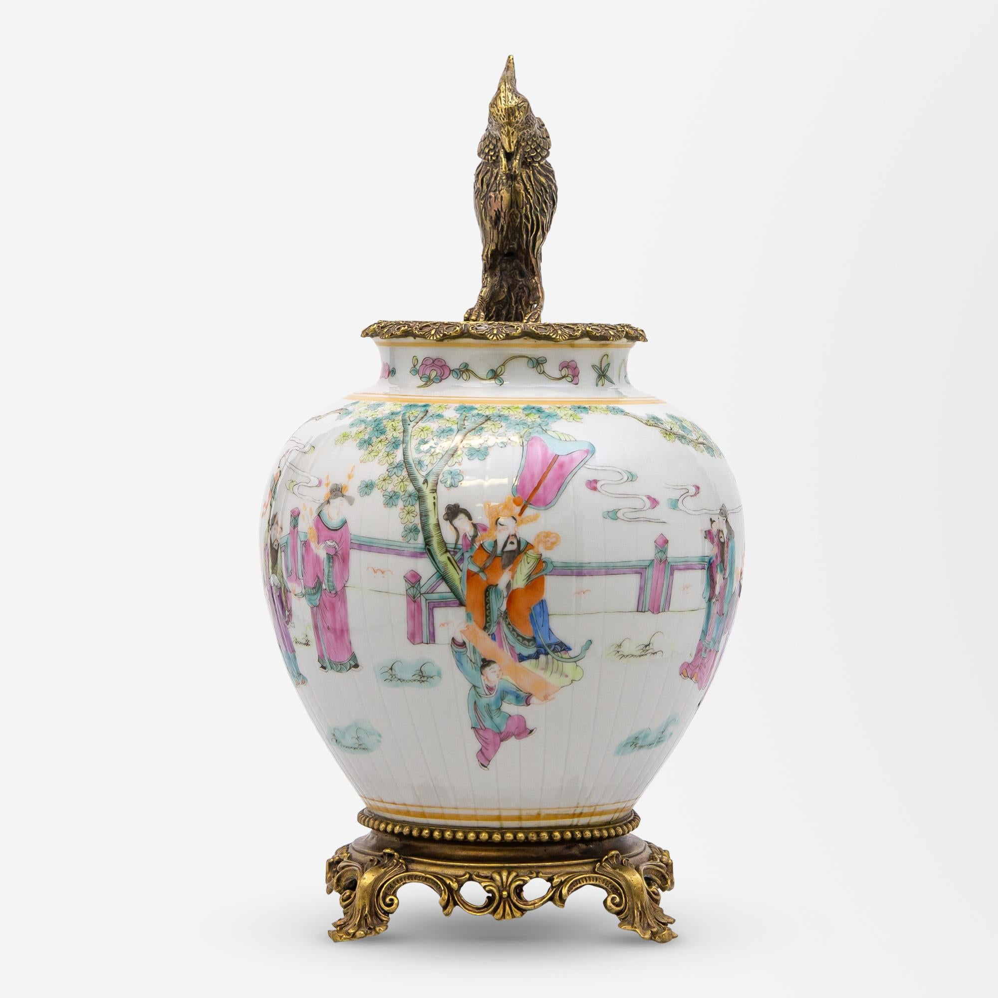 Chinois Vase chinois Tongzhi décoré en émaux polychromes avec monture en bronze en vente