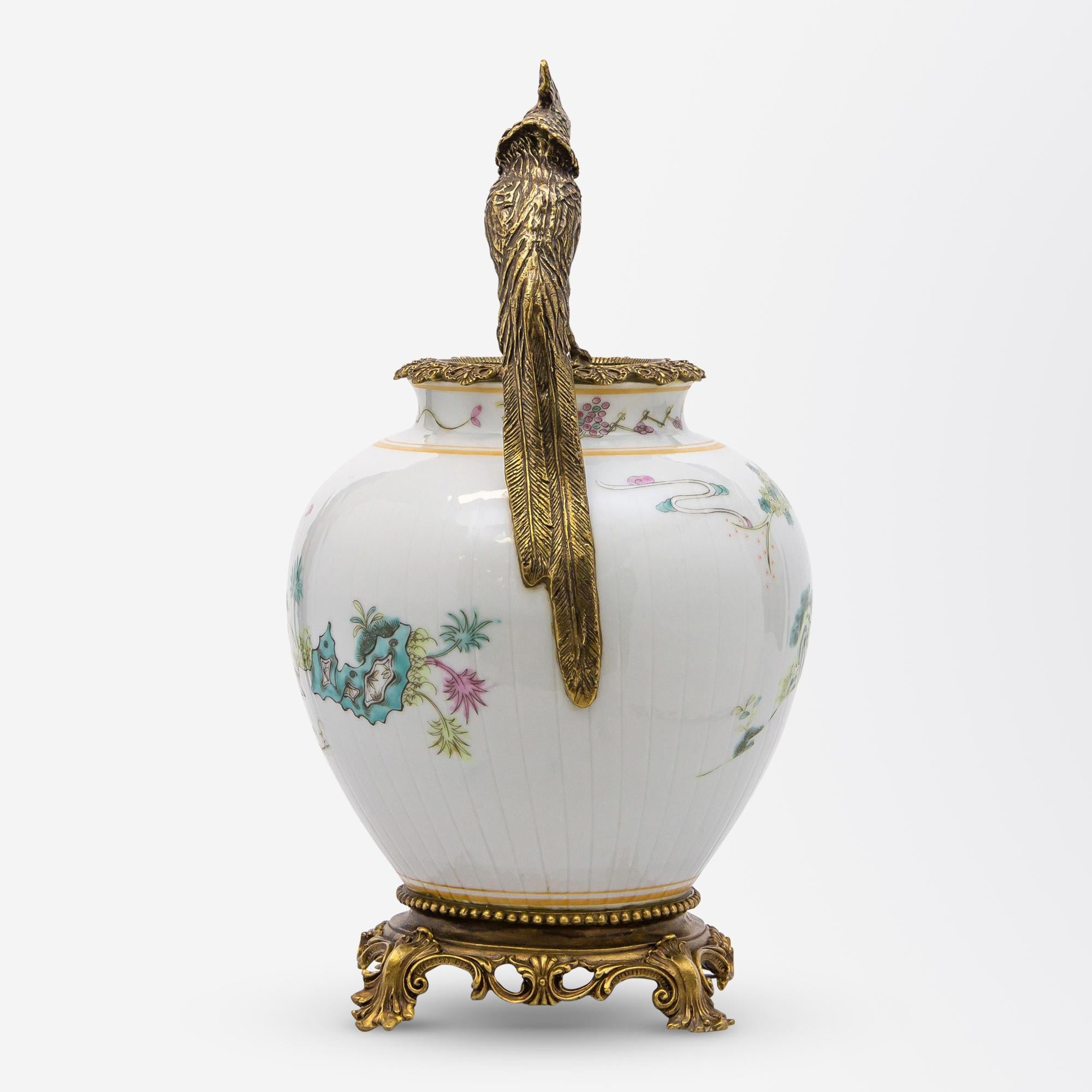 XIXe siècle Vase chinois Tongzhi décoré en émaux polychromes avec monture en bronze en vente