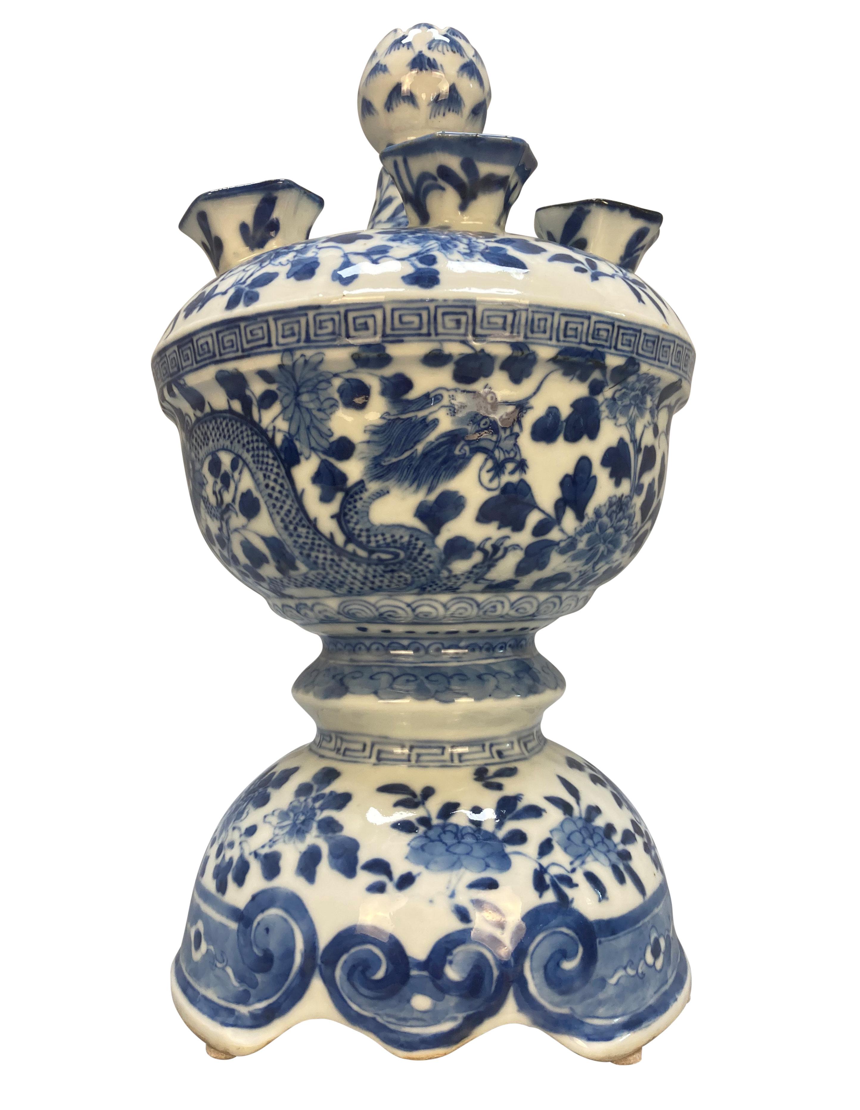 Tulipière chinoise de forme bulbeuse en porcelaine bleue et blanche peinte à la main. Le dessous porte une marque Qianlong à quatre caractères dans l'écriture Kaishu.