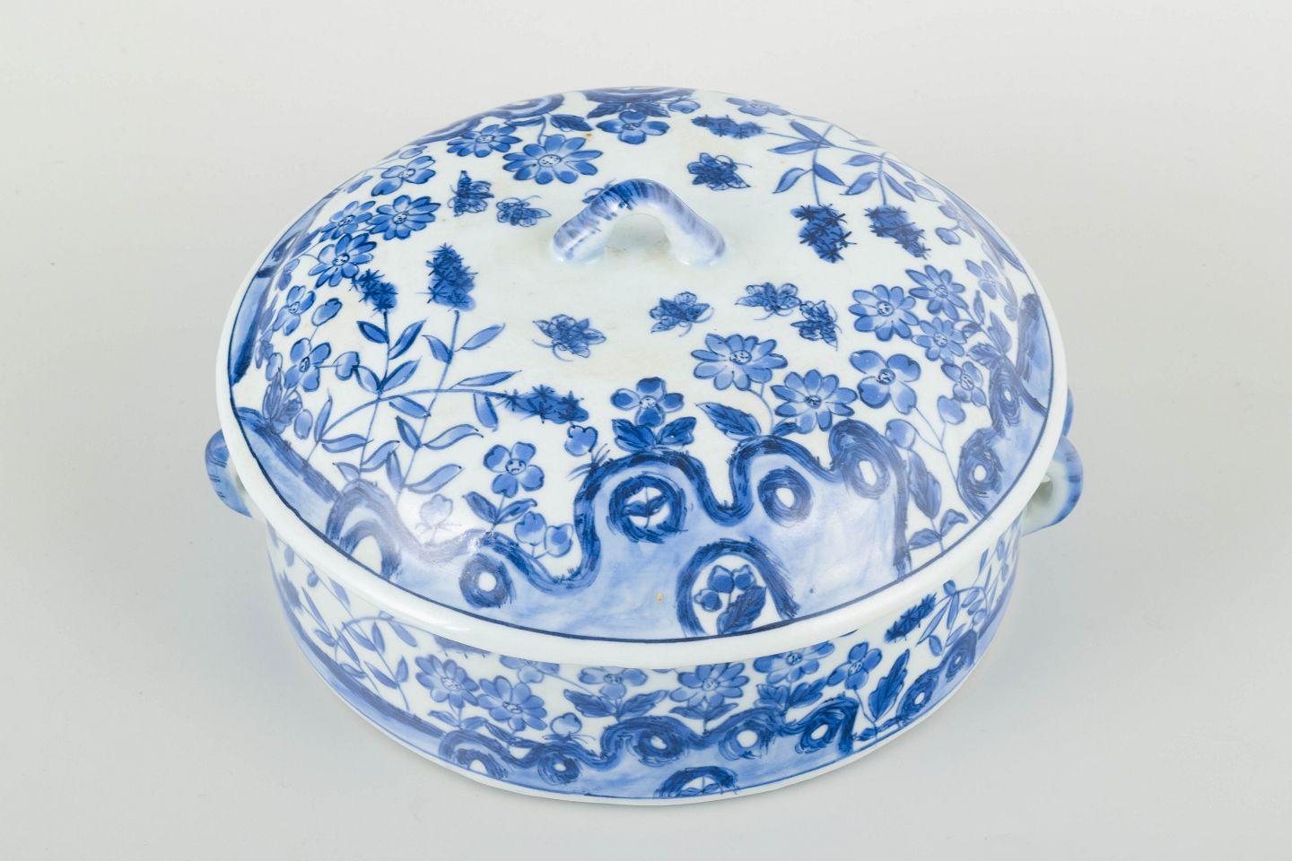Chinese tureen with lid, blue and white porcelain
Oval tureen decorated in underglaze blue with floral and foliate motifs, executed in free and lively brushstrokes. The domed lid with handle continues the decoration in harmonious unity. Stamped on