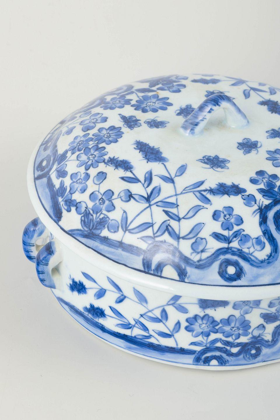 Chinese tureen with lid, blue and white porcelain. 20th C. (Chinesisch) im Angebot