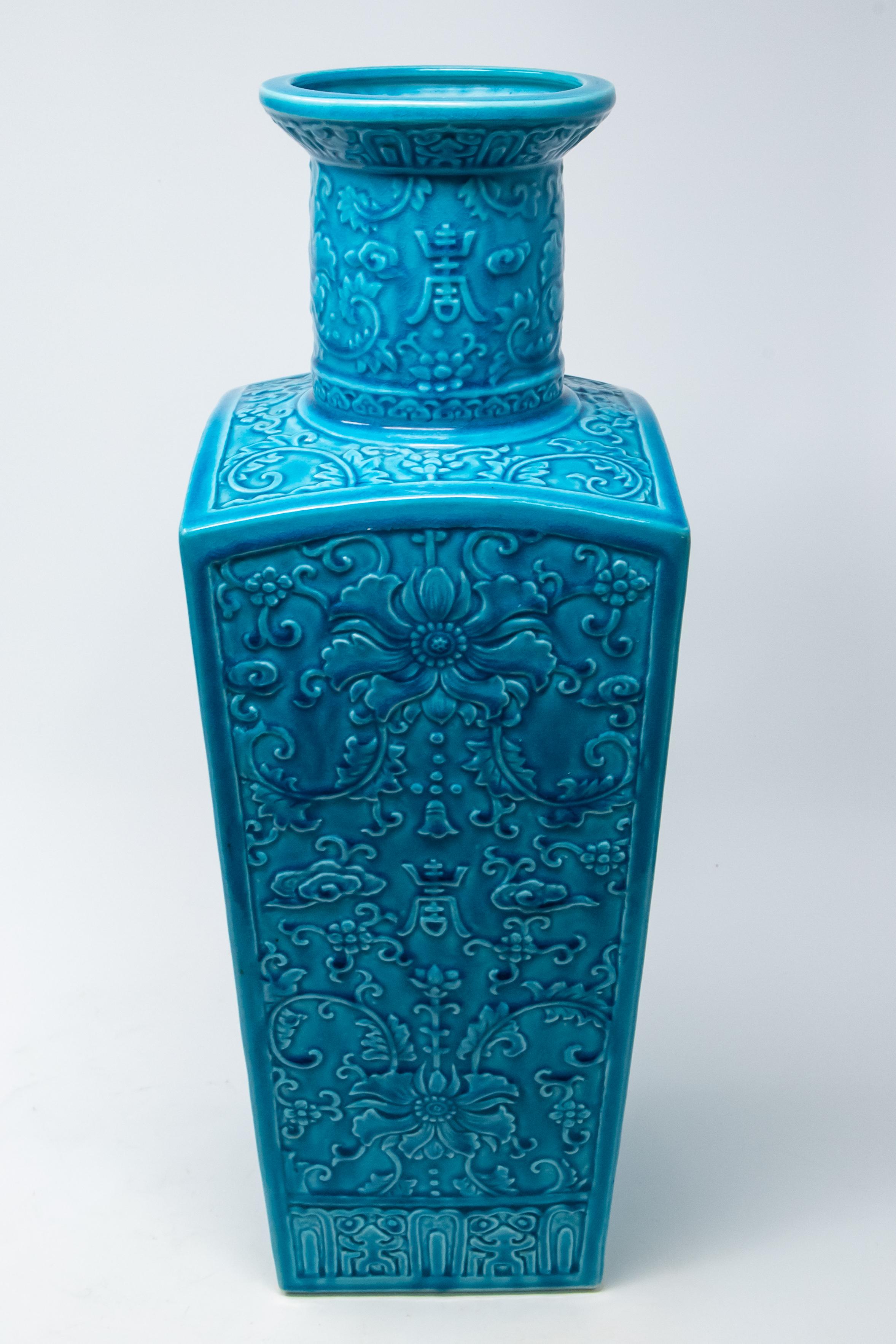 Biete diese prächtigen chinesischen türkisblauen Vasen an. Von unten her ist es mit einem gemusterten Band versehen. Von dort bis zum Hals der Vase hat sie ein wunderschönes spiralförmiges Blattmuster und Blumen sowie chinesische Markierungen. Das