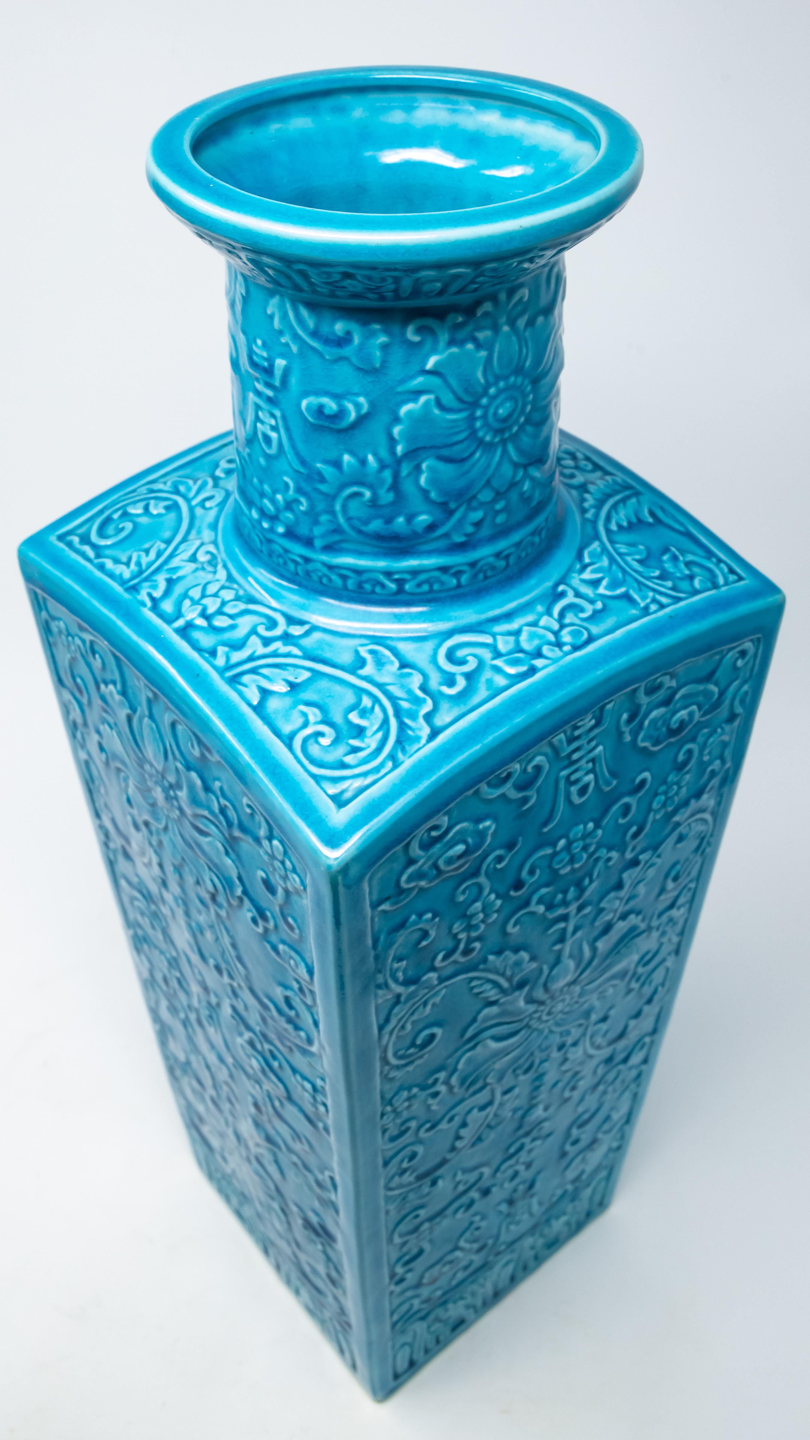 Chinesische türkisblaue glasierte, monochromierte, quadratische Vase aus der Qing-Dynastie im Zustand „Relativ gut“ im Angebot in Cookeville, TN