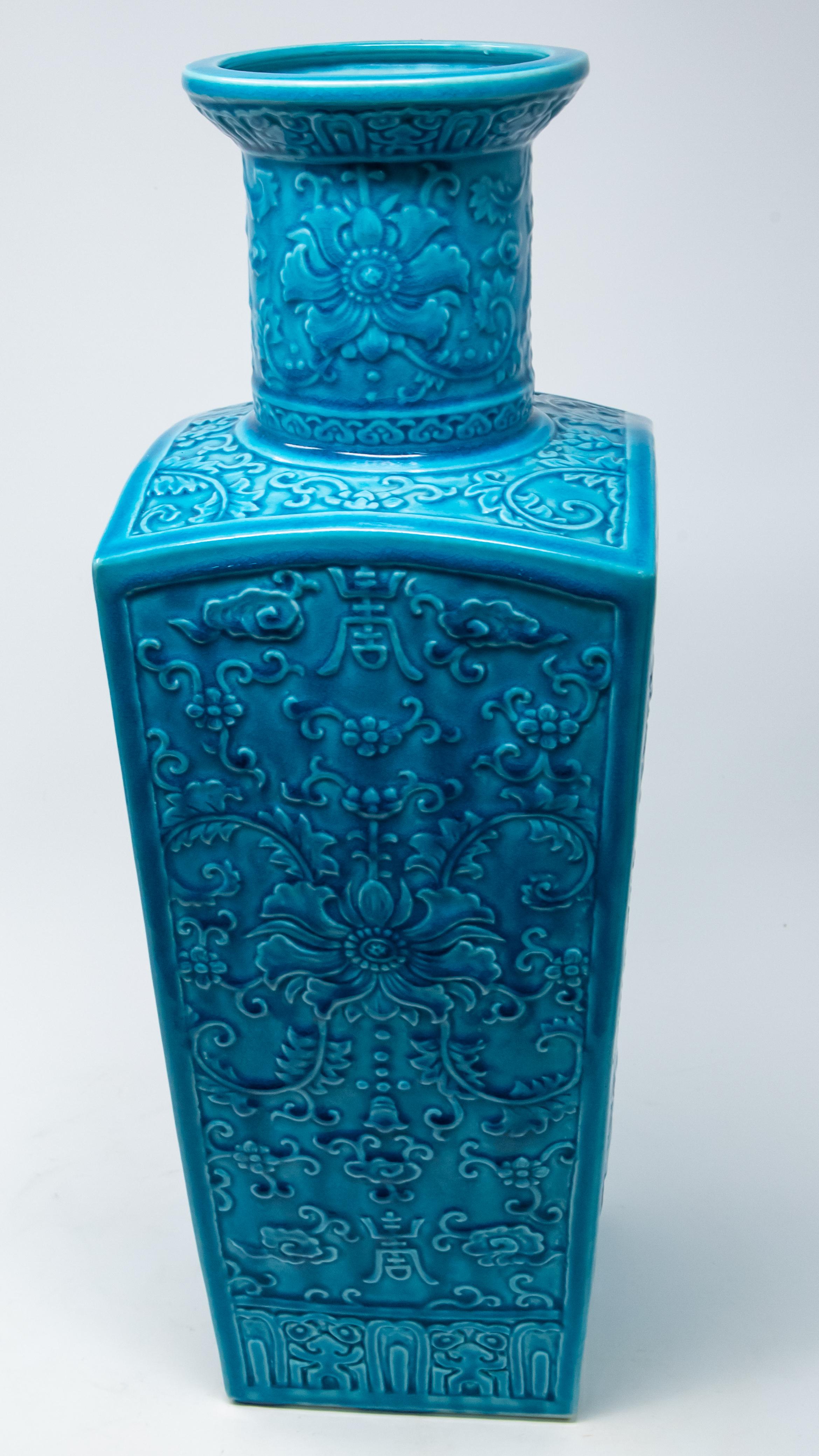 Chinesische türkisblaue glasierte, monochromierte, quadratische Vase aus der Qing-Dynastie im Angebot 1